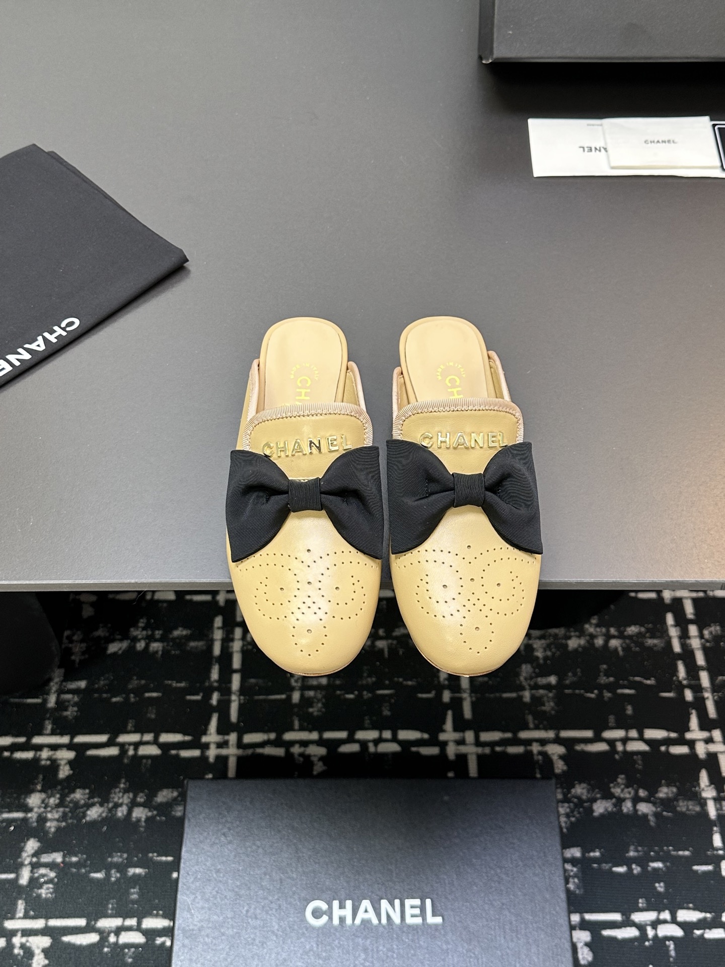 NO:241286,2025★★★★★★ Many celebrities are popular, a versatile series that domestic and foreign bloggers are popular. A must-have for spring and summer wardrobe matching. Sandals are the first choice. Upper imported sheepskin inner lining: imported crystal sheepskin inner lining, original mold-open custom leather sole Shoe size: 35-39 (34, 40, 41, customized without return) Delivery luxury latest counter synchronous packaging, semi-torch, sandals, sheepskin198609092025★★★★★ 众多明星网红上脚,国内外博主刷爆的一个百搭系列,春夏衣橱搭配必备 凉鞋首选. 鞋面进口羊皮  内里: 进口水晶羊皮内里 大底原版开模定制真皮底 鞋码: 35-39（34、40、41、定做不退换） 配送豪华最新专柜同步包装,半拖,sandals,sheepskin,Women's Shoes