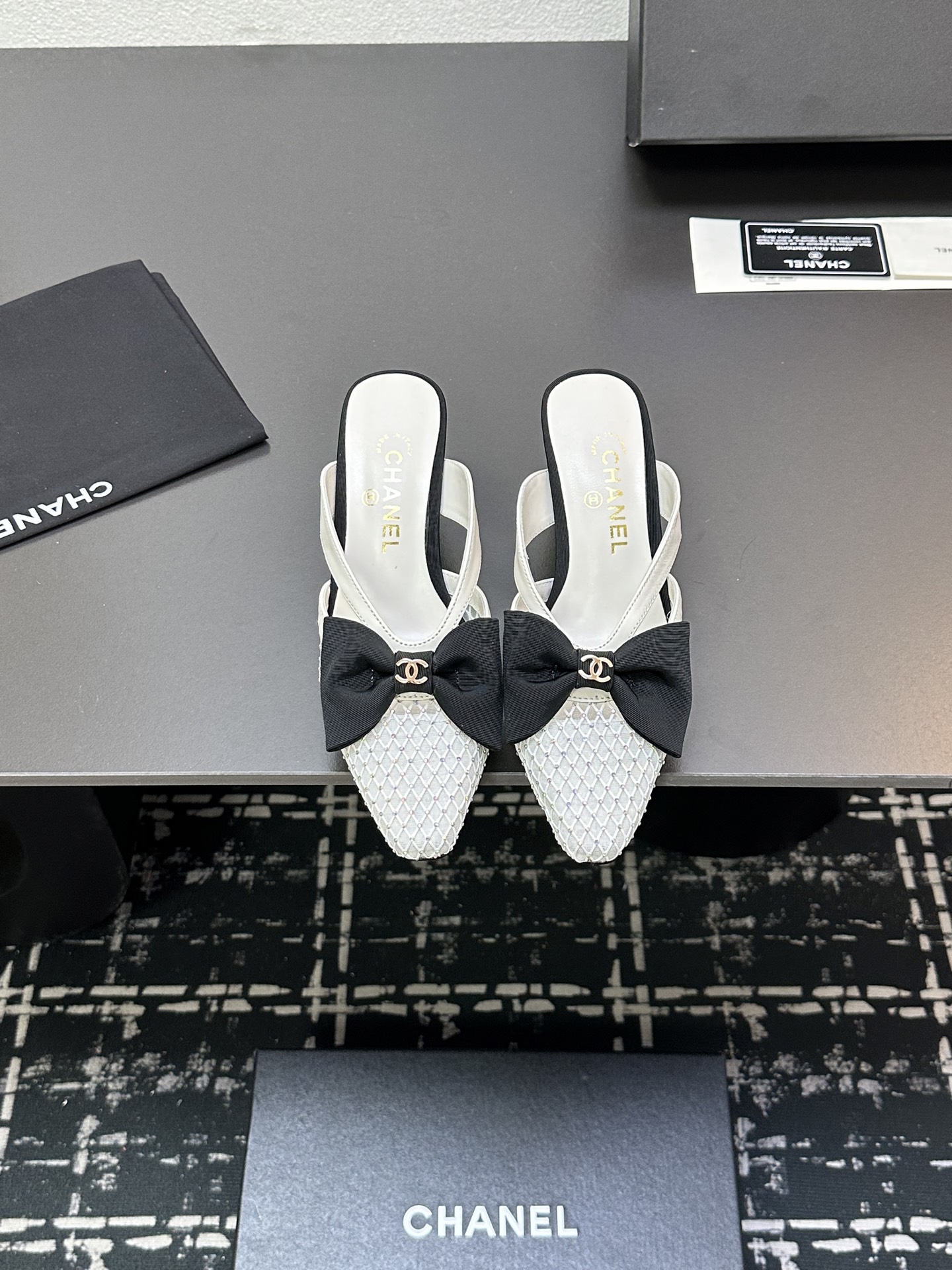 NO:232200,2025★★★★★★ Many celebrities are here to watch, a versatile series that domestic and foreign bloggers are popular. A must-have for spring and summer wardrobe matching. Sandals are the first choice. Upper imported sheepskin inner lining: imported crystal sheepskin lining, original mold-open custom leather sole Shoe size: 35-39 (34, 40, 41, customized without return) Delivery luxury latest counter synchronous packaging, high heels, slippers, sheepskin198609092025★★★★★ 众多明星网红上脚,国内外博主刷爆的一个百搭系列,春夏衣橱搭配必备 凉鞋首选. 鞋面进口羊皮  内里: 进口水晶羊皮内里 大底原版开模定制真皮底 鞋码: 35-39（34、40、41、定做不退换） 配送豪华最新专柜同步包装,高跟鞋拖鞋,sandals,high heels,slippers,sheepskin,Women's Shoes