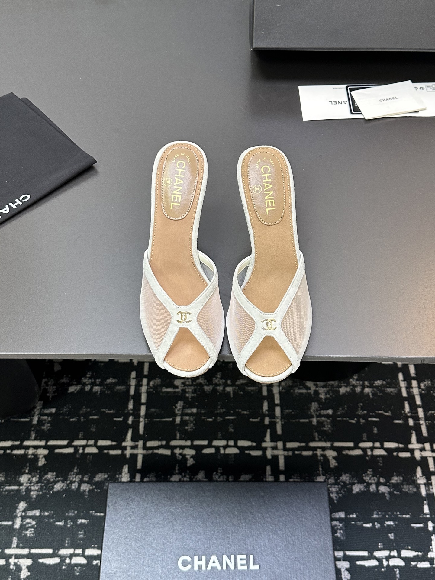 NO:232198,Chanel 24S catwalk embroidered mesh slippers are simple yet sweet and playful!  Upper mesh fabric, embroidery, strong sense of high-end solid color fabric is refreshing and easy to match, inner sheepskin, genuine leather soles Size:35-39 34.40.41 Custom made, high heels, chanel, high heels, slippers, sheepskin, Leather soles19860909Chanel 24S走秀款刺绣网纱面拖鞋 简约又不失甜美俏皮！ 鞋面网纱面料,刺绣高级感强 纯色面料清爽易搭 内里羊皮 真皮大底 Size:35-39 34.40.41定做,高跟鞋拖鞋,chanel,high heels,slippers,sheepskin,Leather soles,Women's Shoes