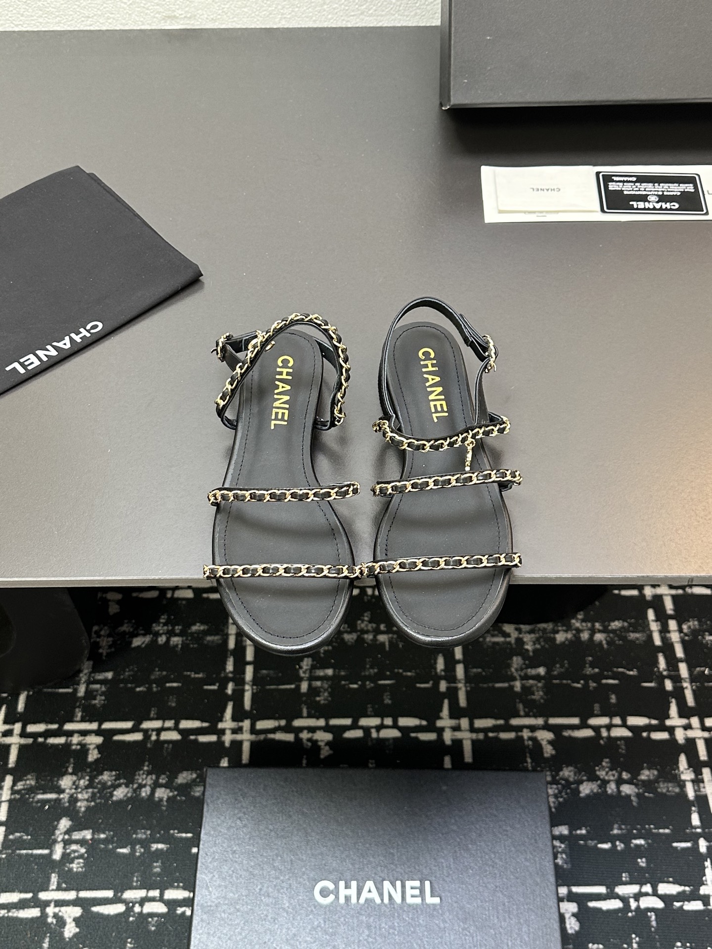 NO:232194,2025★★★★★★ Many celebrities are here to watch, a versatile series that domestic and foreign bloggers are popular. A must-have for spring and summer wardrobe matching. Sandals are the first choice. Upper imported sheepskin inner lining: imported crystal sheepskin inner lining, original mold-open custom leather sole Shoe size: 35-39 (34, 40, 41, customized without return and exchange) Delivery luxury latest counter synchronous packaging, sandals, sandals, sheepskin198609092025★★★★★ 众多明星网红上脚,国内外博主刷爆的一个百搭系列,春夏衣橱搭配必备 凉鞋首选. 鞋面进口羊皮  内里: 进口水晶羊皮内里 大底原版开模定制真皮底 鞋码: 35-39（34、40、41、定做不退换） 配送豪华最新专柜同步包装,凉鞋,sandals,sheepskin,Women's Shoes