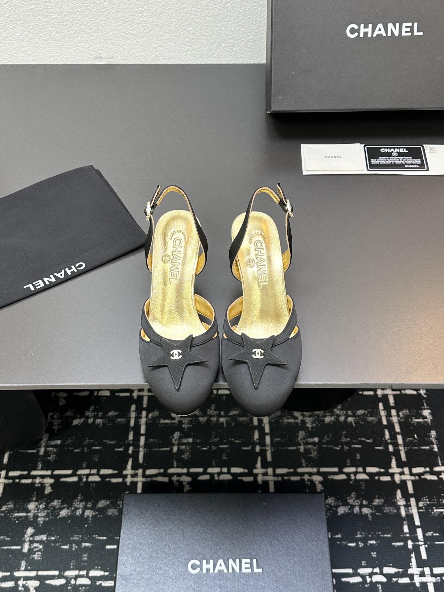 NO:232196,2025★★★★★★ Many celebrities are popular, a versatile series that domestic and foreign bloggers are popular. A must-have for spring and summer wardrobe matching. Sandals are the first choice. Upper imported silk lining: imported sheepskin lining, original mold-open custom leather sole, shoe size: 35-39 (34, 40, 41, customized, non-return and exchange) Delivery luxury latest counter synchronous packaging, sandals, sandals, sheepskin, silk fabric198609092025★★★★★ 众多明星网红上脚,国内外博主刷爆的一个百搭系列,春夏衣橱搭配必备 凉鞋首选. 鞋面进口绸缎  内里: 进口羊皮内里 大底原版开模定制真皮底 鞋码: 35-39（34、40、41、定做不退换） 配送豪华最新专柜同步包装,凉鞋,sandals,sheepskin,silk fabric,Women's Shoes