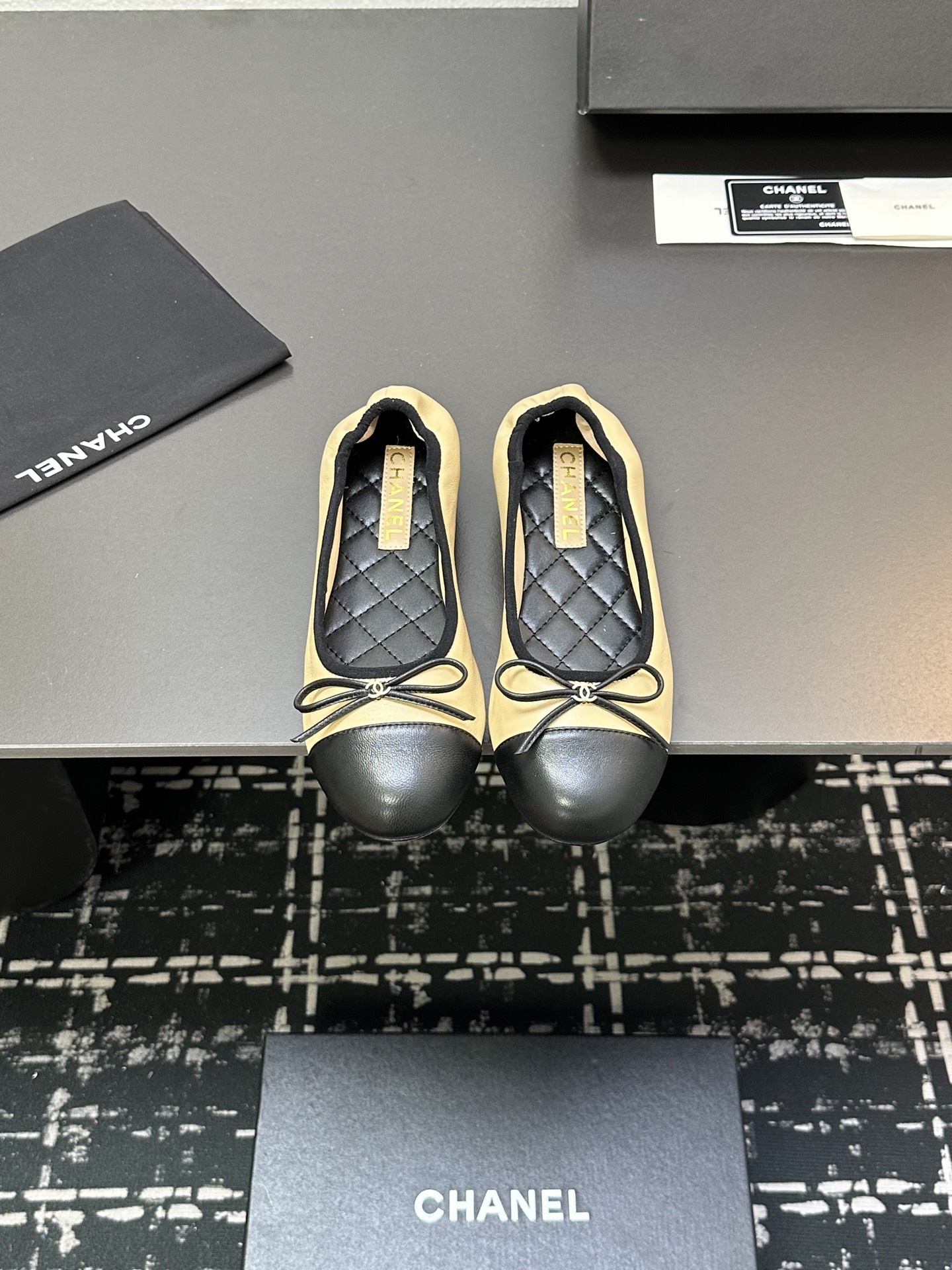 NO:233057,2025★★★★★★ Many celebrities are here to watch, a versatile series that domestic and foreign bloggers are popular, a must-have for spring and summer wardrobe matching. First choice. Upper imported sheepskin inner lining: imported sheepskin lining, original mold-open custom leather sole Shoe size: 35-39 (34, 40, 41, customized without return) Delivery luxury latest counter synchronous packaging, ballet shoes, sheepskin198609092025★★★★★ 众多明星网红上脚,国内外博主刷爆的一个百搭系列,春夏衣橱搭配必备 首选. 鞋面进口羊皮  内里: 进口羊皮内里 大底原版开模定制真皮底 鞋码: 35-39（34、40、41、定做不退换） 配送豪华最新专柜同步包装,芭蕾舞鞋,sheepskin,Women's Shoes