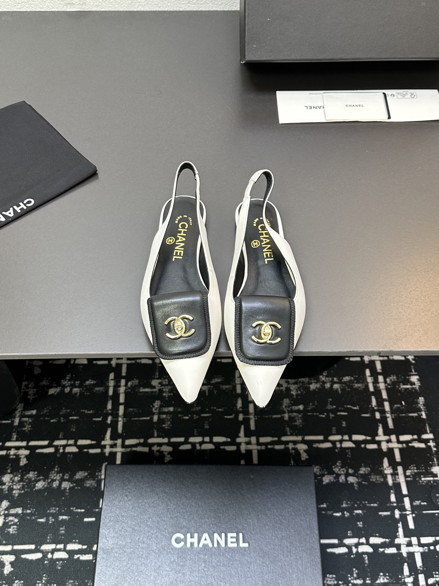 NO:233053,2025★★★★★★ Many celebrities are here to watch, a versatile series that domestic and foreign bloggers are popular. A must-have for spring and summer wardrobe matching. Sandals are the first choice. Upper imported sheepskin inner lining: imported sheepskin lining, original mold-open custom leather sole Shoe size: 35-39 (34, 40, 41, customized without return) Delivery luxury latest counter synchronous packaging, sandals, sandals, sheepskin198609092025★★★★★ 众多明星网红上脚,国内外博主刷爆的一个百搭系列,春夏衣橱搭配必备 凉鞋首选. 鞋面进口羊皮  内里: 进口羊皮内里 大底原版开模定制真皮底 鞋码: 35-39（34、40、41、定做不退换） 配送豪华最新专柜同步包装,凉鞋,sandals,sheepskin,Women's Shoes