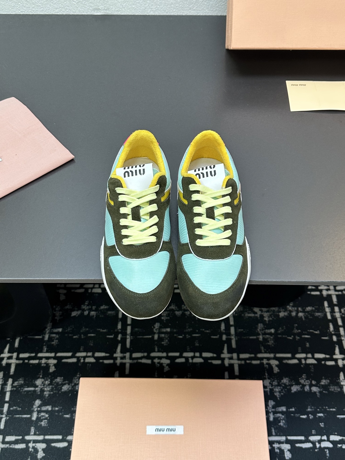 NO:241278,Miumiu breathable mesh casual shoes, new British style lace-up MiuMiu show Candy color splicing   retro old~ dirty shoes Multiple collisions, beautiful and fashionable favorite~ super comfortable to wear, fabric cowhide   cow velvet   imported breathable mesh inner towel cloth, original molded rubber sole size 35-41, casual shoes/sports shoes, miumiu, sneakers, cowhide19860909miumiu缪缪透气网布休闲鞋,新款英伦风系带MiuMiu秀场 糖果色拼接 复古做旧~脏脏鞋 多元对撞,美炸了 时髦精最爱~上脚超级舒服 面料牛皮 牛反绒 进口透气网布 内里毛巾布 大底原版开模橡胶底 码数35-41,休闲鞋/运动鞋,miumiu,sneakers,cowhide,Women's Shoes