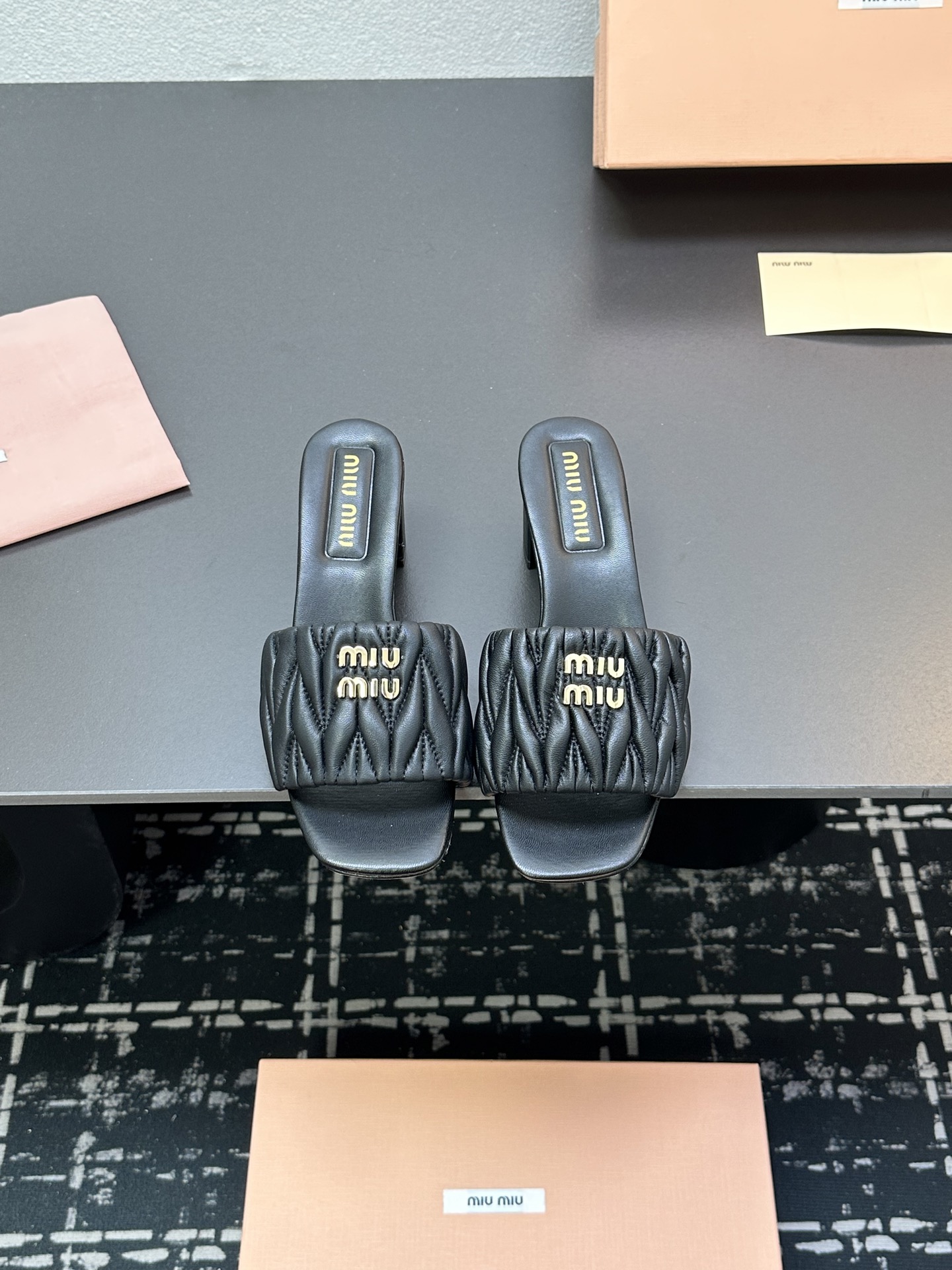 NO:241276,MiuMiu Spring and Summer Slippers, 25-show styles are the most popular item. The simple upper, golden miumiu looks particularly beautiful and fashionable. Fashion is a cycle. The design is retro, practical and durable. It is a must-have item for miu elf spring and summer outfits!  A true beauty, imported soft leather upper, original custom leather sole size35-39 (40 41 custom, non-return, exchange), slippers, miumiu, slippers19860909MiuMiu缪缪春夏秀款拖鞋 25秀款出镜率最高单品 简约鞋面金色miumiu显得格外的好看时髦 时尚就是个轮回 设计复古实用耐穿, miu精灵春夏穿搭必备单品！妥妥的美丽小仙女 鞋面进口柔软皮革 鞋底原版定制真皮底 size35-39（40 41 定制不退换）,拖鞋,miumiu,slippers,Women's Shoes