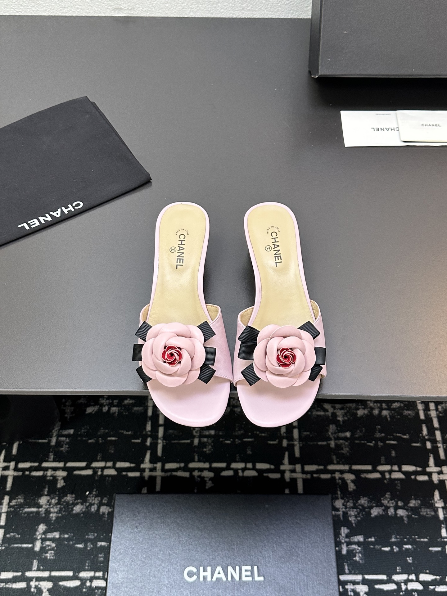 NO:233030,CHA Xiaoxiang 25P spring and summer new camellia cold mops. This season's camellia series is really beautiful. Grandma Xiang's usual elegant and famous temperament is full of high-end feeling!  It’s very nice to wear barefoot or paired with skirts or trousers, it’s very versatile!  Invincible beauty!  Special fairy, full of girly feeling, the upper is imported lambskin, the inner foot pad is mixed-bred sheepskin, the slippers are real leather sole Size35-39 (customized by 34, 40/41), slippers, slippers, slippers, skirts, sheepskin19860909CHA小香25P春夏新品山茶花凉拖 这一季山茶花系列真的超美 香奶奶家一贯的优雅名媛气质 高级感十足！上脚非常nice～ 不管光脚穿或搭配裙装、裤装、 都非常百搭！无敌美！特别仙 少女感爆棚 鞋面采用进口小羊皮 内里垫脚是混种羊皮 拖鞋为真皮底 Size35-39（34,40/41定制）,拖鞋,slippers,skirts,sheepskin,Women's Shoes