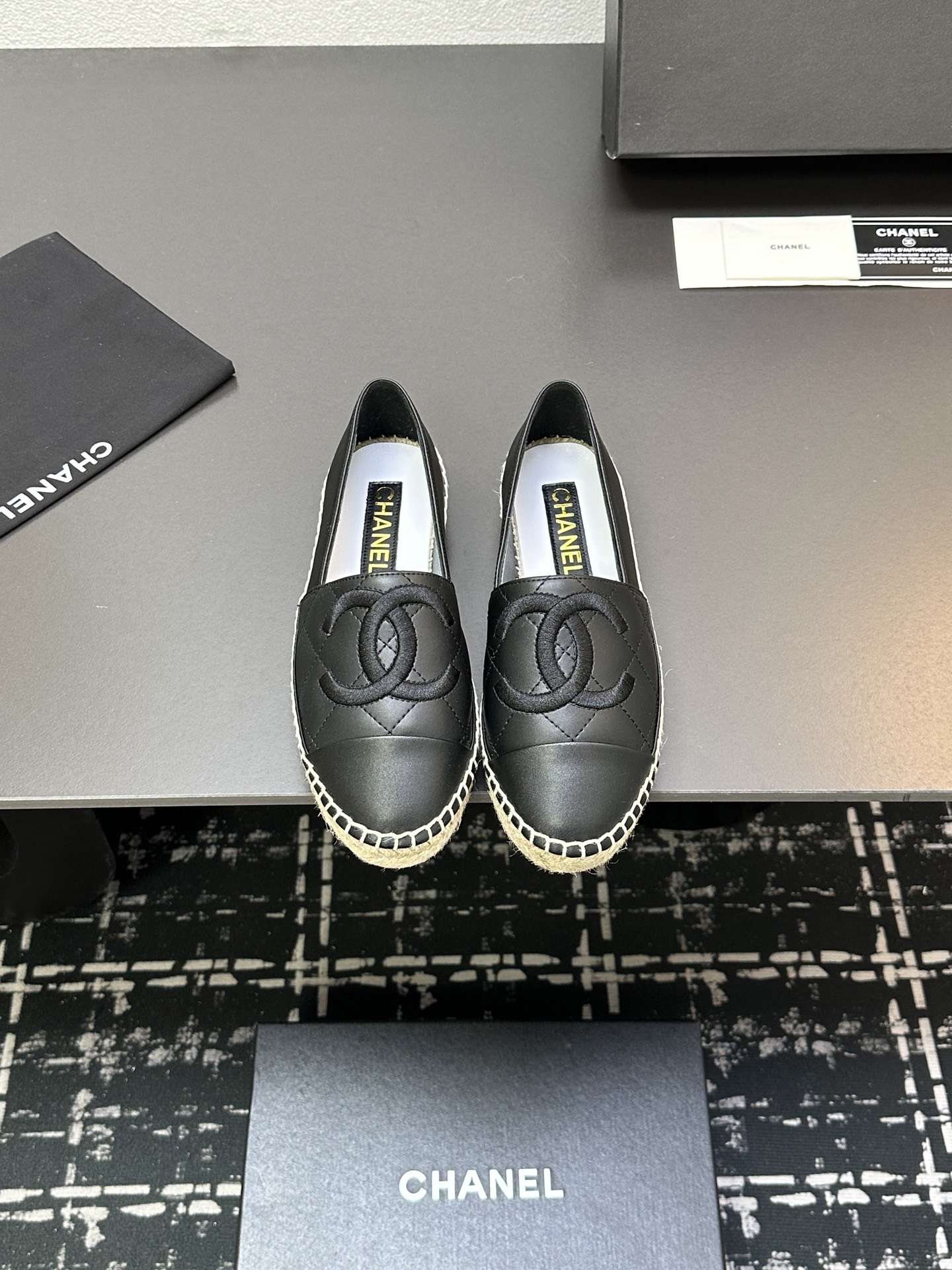 NO:233033,CHANEL Chanel new hemp rope bottom fisherman shoes. The upper is made of sheepskin electric embroidered double c, the inner cushion is silk sheepskin, super soft sheep foot pad, original glue-injected translucent rubber original color luster bottom. size35-40 (34, 41, 42 can be customized, no return or exchange), fisherman shoes, chanel, chanel, espadrilles, sheepskin19860909CHANEL香奈儿新麻绳底渔夫鞋.鞋面采用羊皮电绣双c,内里垫为丝绸羊皮,超柔软绵羊垫脚,原版注胶半透明橡胶原色麻底.size35-40（34、41、42可定做,不退换）,渔夫鞋,chanel,chanel,espadrilles,sheepskin,Women's Shoes