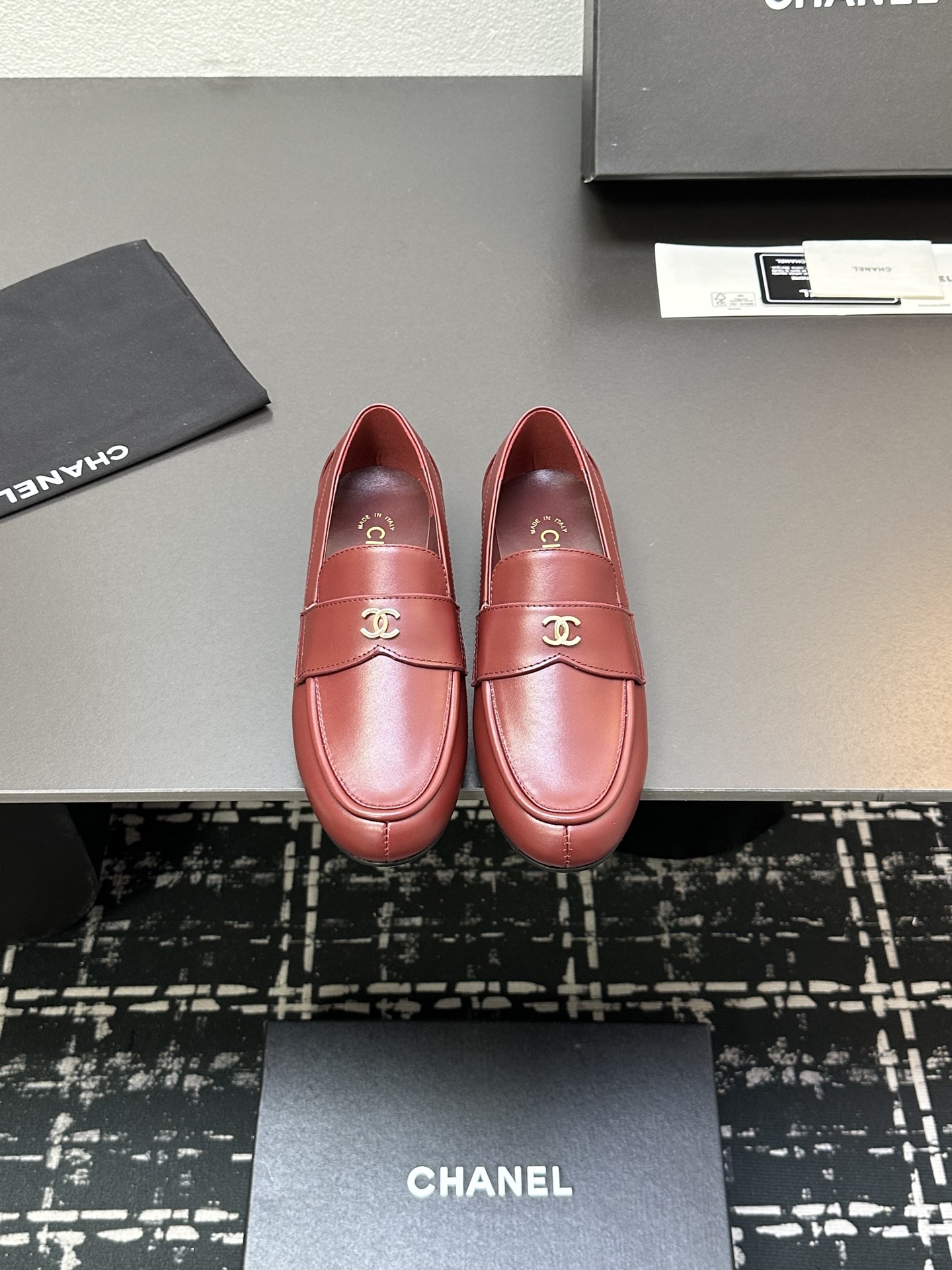 NO:233031,CHANEL Chanel top loafers series. Upper cowhide/paper leather inner sheepskin outsole size 35-39 (customized for 40, 41), loafers, chanel, chanel, loafers, cowhide, sheepskin, Leather soles19860909批 CHANEL 香奈儿顶级乐福鞋系列. 鞋面牛皮/漆皮 内里羊皮 大底真皮大底 码数35-39（40、41定做）,乐福鞋,chanel,chanel,loafers,cowhide,sheepskin,Leather soles,Women's Shoes