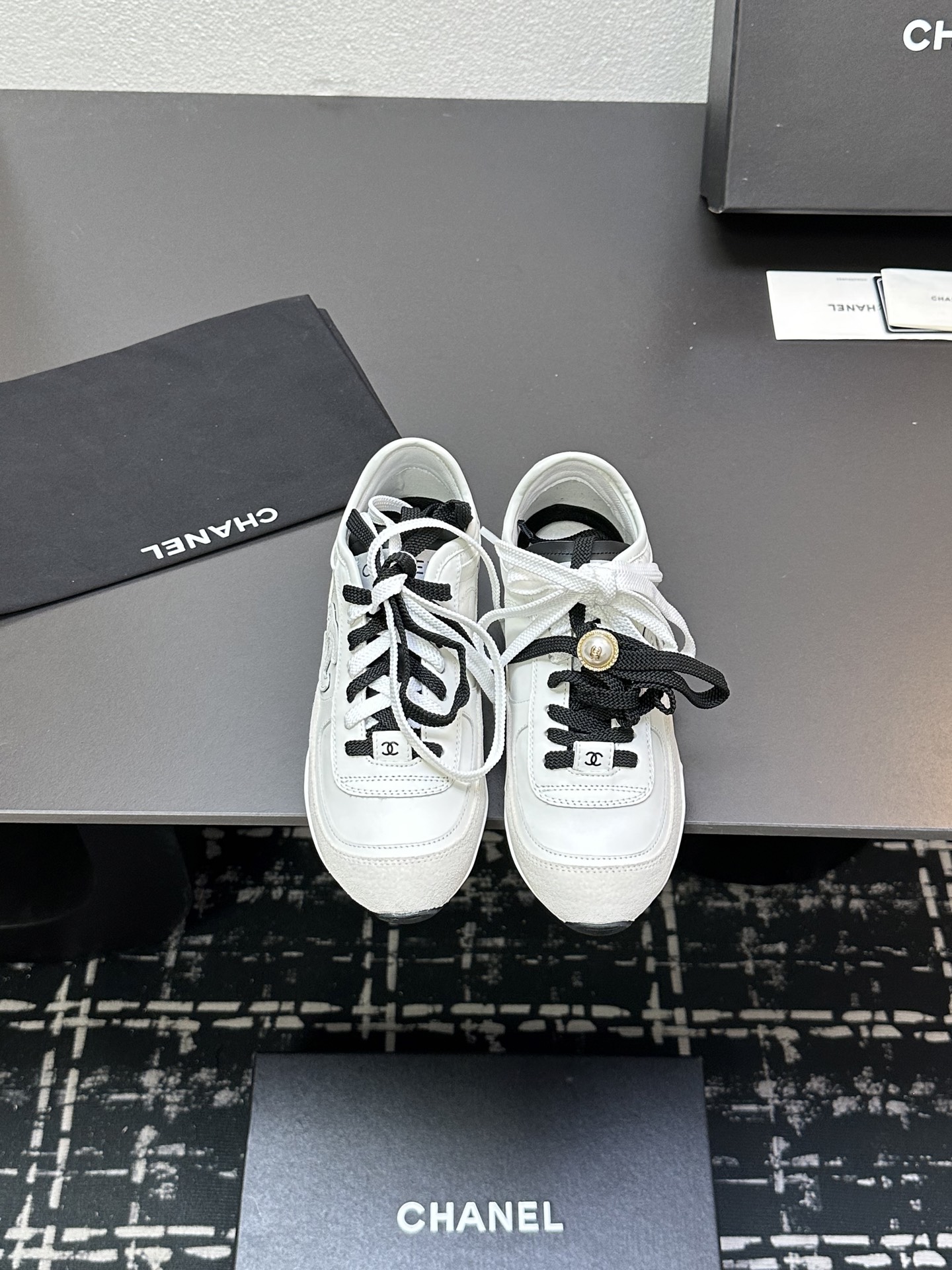 NO:233029,CHANE small fragrance thick-soled panda shoes sneakers Chanel 2025ss popular panda shoes color matching thick-soled casual sports shoes shoes counter synchronization counter is very popular, a very difficult to buy shoe The most popular thick-soled panda shoes on the entire network, you can imagine that the small fragrance control cannot be missed, appearance and comfort coexist Simple and versatile white shoes Thick sole height enhancement is super versatile, whoever wears it in close eyes looks good, upper calfskin velvet inner counter original network, outsole TPU original outsole Size: 35-40 (40 41 custom made, casual shoes/sports shoes, chanel, chanel, sneakers, cowhide19860909CHANE小香厚底熊猫板鞋运动鞋 香奈儿2025ss火爆熊猫鞋配色厚底休闲运动鞋板鞋  专柜同步 专柜非常火爆 非常难买的一款鞋 全网最火的厚底熊猫鞋 可想而知小香控不可错过的 颜值与舒适并存的 简约百搭小白鞋 厚底增高超级百搭,闭眼入谁穿谁好看  鞋面小牛皮牛绒 内里专柜原版网里 大底TPU原版大底 码数:35-40（40 41定做,休闲鞋/运动鞋,chanel,chanel,sneakers,cowhide,Women's Shoes