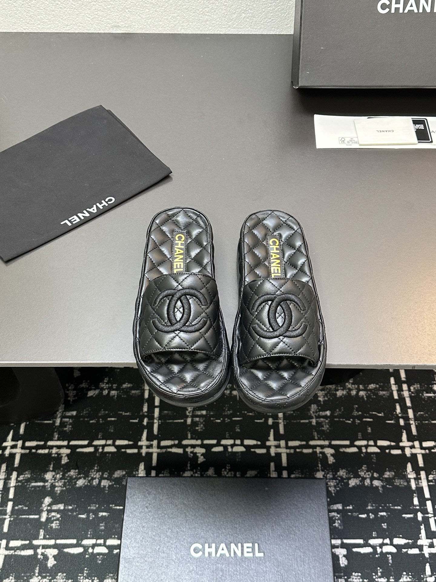 NO:233026,2025★★★★★★ Many celebrities are here to watch, a versatile series that domestic and foreign bloggers are popular. A must-have for spring and summer wardrobe matching. Sandals are the first choice. Upper imported Tian Sheepskin Inner: Imported crystal sheepskin inner lining, large sole original mold-open custom rubber sole Shoe size: 35-39 (34, 40, 41, customized without return) Delivery of luxury latest counter synchronous packaging, slippers, sandals, slippers, sheepskin198609092025★★★★★ 众多明星网红上脚,国内外博主刷爆的一个百搭系列,春夏衣橱搭配必备 凉鞋首选. 鞋面进口天羊皮  内里: 进口水晶羊皮内里 大底原版开模定制橡胶底 鞋码: 35-39（34、40、41、定做不退换） 配送豪华最新专柜同步包装,拖鞋,sandals,slippers,sheepskin,Women's Shoes