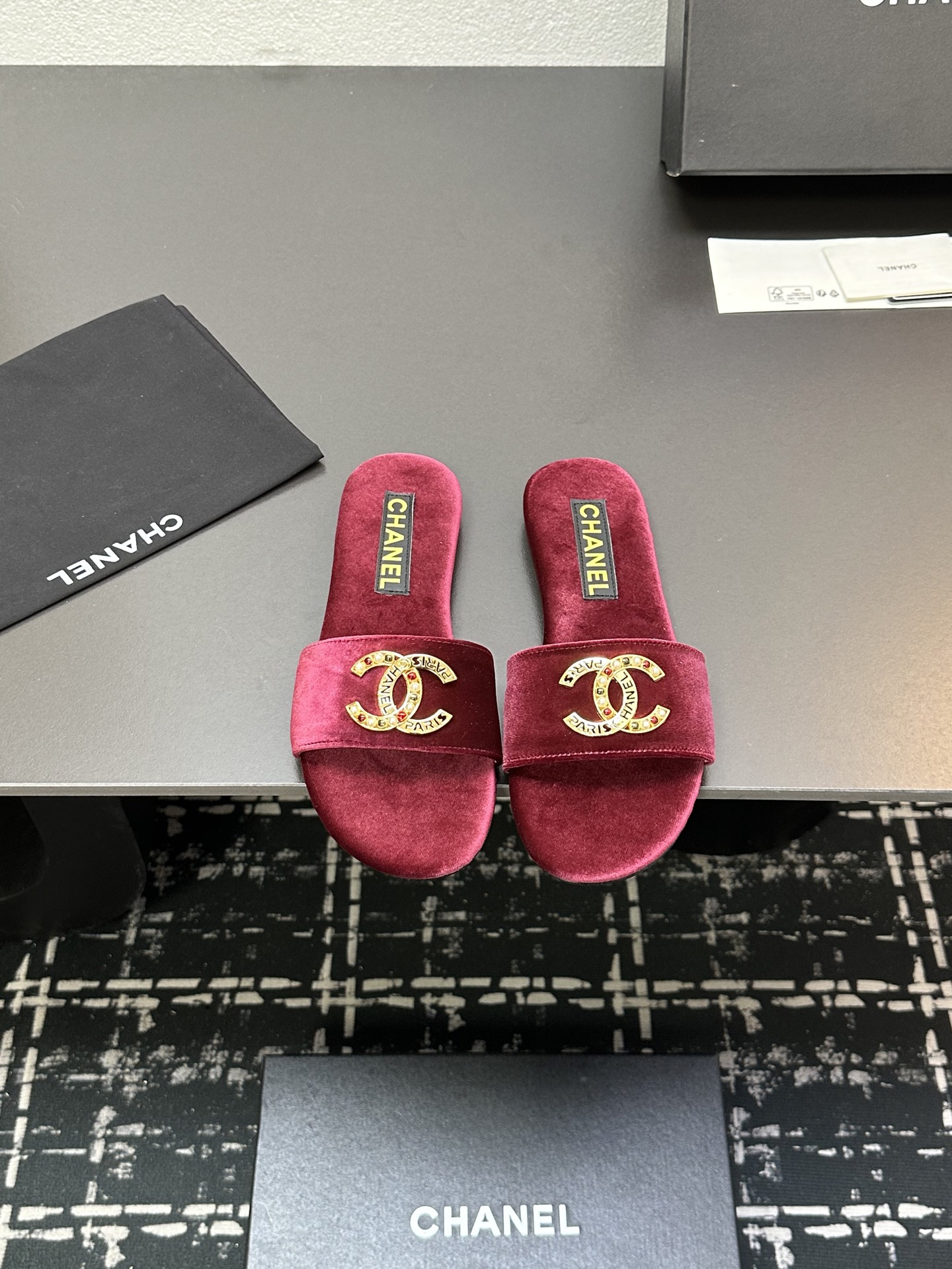 NO:233039,2025★★★★★★ Many celebrities are here to watch, a versatile series that domestic and foreign bloggers are popular. A must-have for spring and summer wardrobe matching. Sandals are the first choice. Upper imported velvet Inner: Imported crystal sheepskin inner lining, original mold-open custom leather sole Shoe size: 35-39 (34, 40, 41, customized without return) Delivery of luxury latest counter synchronous packaging, slippers, sandals, slippers, sheepskin198609092025★★★★★ 众多明星网红上脚,国内外博主刷爆的一个百搭系列,春夏衣橱搭配必备 凉鞋首选. 鞋面进口天鹅绒  内里: 进口水晶羊皮内里 大底原版开模定制真皮底 鞋码: 35-39（34、40、41、定做不退换） 配送豪华最新专柜同步包装,拖鞋,sandals,slippers,sheepskin,Women's Shoes