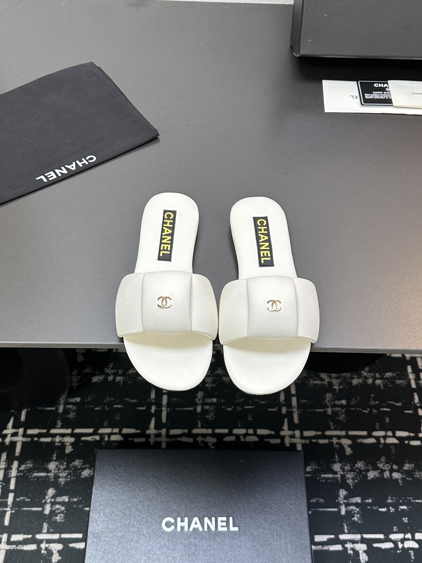 NO:225484,2025★★★★★★ Many celebrities are popular, a versatile series that domestic and foreign bloggers are popular. A must-have for spring and summer wardrobe matching. Sandals are the first choice. Upper imported Tian Sheepskin Inner: Imported crystal sheepskin inner lining, large sole original mold custom leather sole Shoe size: 35-39 (34, 40, 41, customized without return) Delivery of luxury latest counter synchronous packaging, slippers, sandals, slippers, sheepskin198609092025★★★★★ 众多明星网红上脚,国内外博主刷爆的一个百搭系列,春夏衣橱搭配必备 凉鞋首选. 鞋面进口天羊皮  内里: 进口水晶羊皮内里 大底原版开模定制真皮底 鞋码: 35-39（34、40、41、定做不退换） 配送豪华最新专柜同步包装,拖鞋,sandals,slippers,sheepskin,Women's Shoes