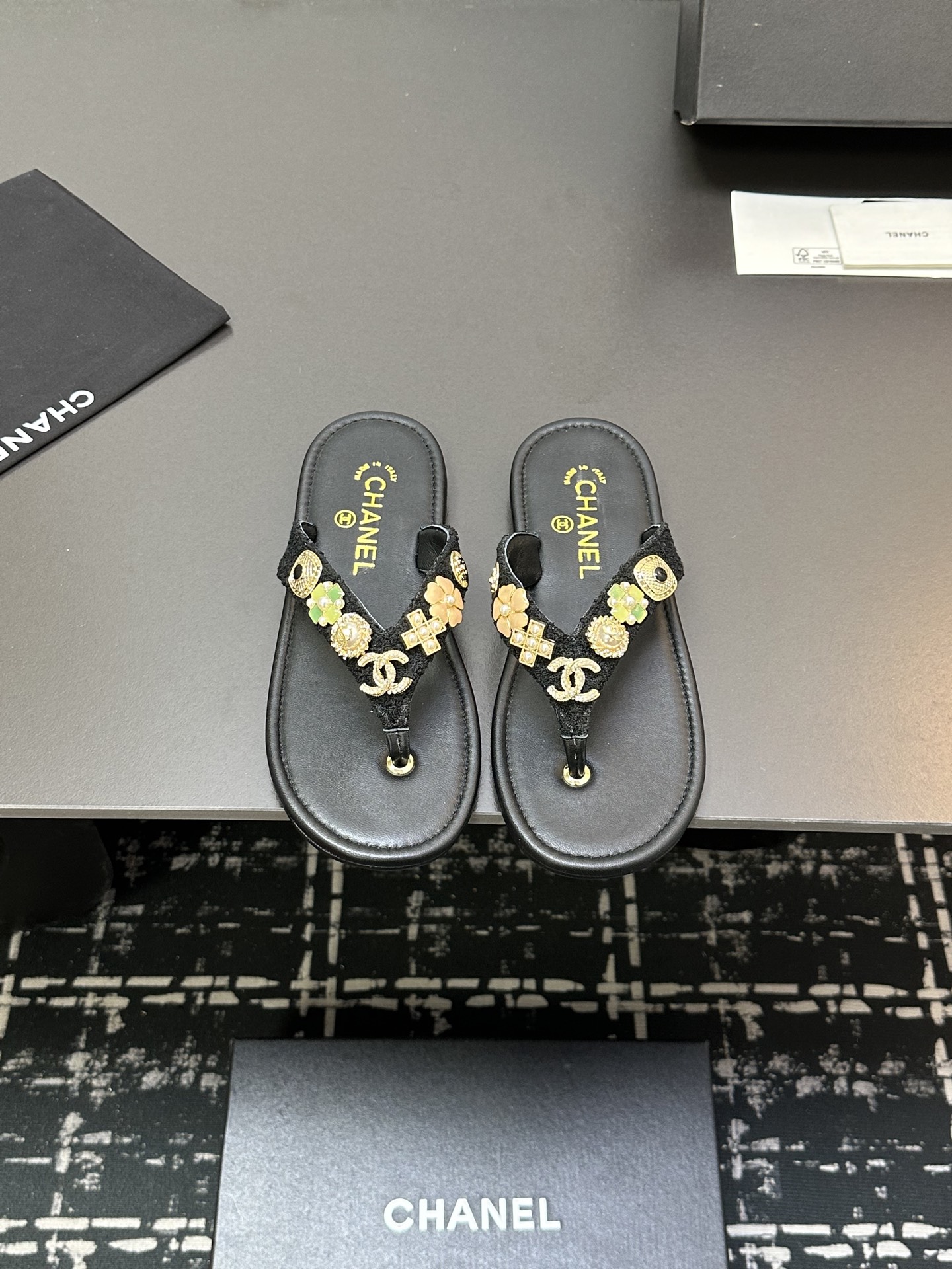 NO:233036,★★★★★★ Many celebrities are popular with a versatile series that domestic and foreign bloggers are popular. A must-have for spring and summer wardrobe matching. Sandals are the first choice. Upper imported sheepskin (silk) inner lining: imported crystal sheepskin inner lining, original mold-open custom leather sole Shoe size: 35-39 (34, 40, 41, customized without return) Delivery luxury latest counter synchronous packaging, split-toe shoes, sandals, sheepskin, silk fabric19860909★★★★★ 众多明星网红上脚,国内外博主刷爆的一个百搭系列,春夏衣橱搭配必备 凉鞋首选. 鞋面进口羊皮（绸缎）  内里: 进口水晶羊皮内里 大底原版开模定制真皮底 鞋码: 35-39（34、40、41、定做不退换） 配送豪华最新专柜同步包装,分趾鞋,sandals,sheepskin,silk fabric,Women's Shoes