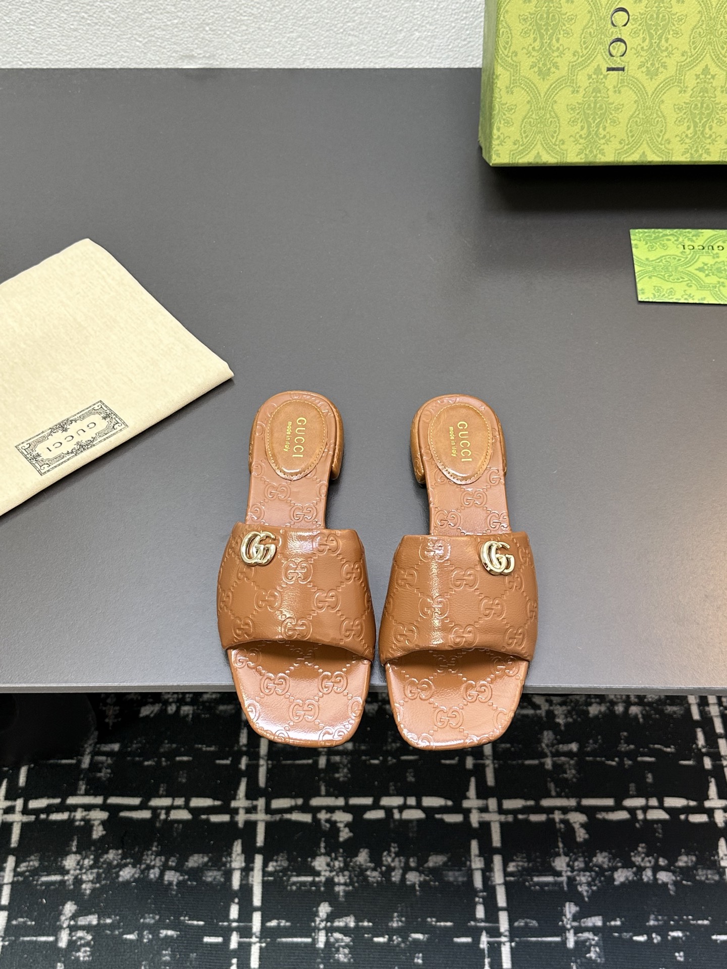 NO:241273,25Ss Spring and Summer New Gucci Gucci Latest Double G-buckle Flat-soled Open-toe Embossed Embossed Slippers This open-toe sandals are made of leather, cleverly using design elements such as square round toe and thick heel to interpret the fashionable retro style. The detailed details of the classic double G-buckles are reminiscent of the brand's fashionable atmosphere. Upper lambskin inner sheepskin inner sole genuine leather sole size 35-39 (40,41 custom-made non-return and exchange), slippers, gucci, slippers, sheepskin1986090925Ss春夏新款Gucci古奇最新双G扣平底露趾压纹压花拖鞋 这款露趾凉拖鞋采用皮革制作,巧妙运用方形圆头和粗跟等设计元素演绎时尚复古风范.典藏的双G扣细节令人联想起品牌的时尚气息浓郁 鞋面小羊皮 内里羊皮内里 鞋底真皮鞋底 码数35-39（40,41定制不退换）,拖鞋,gucci,slippers,sheepskin,Women's Shoes