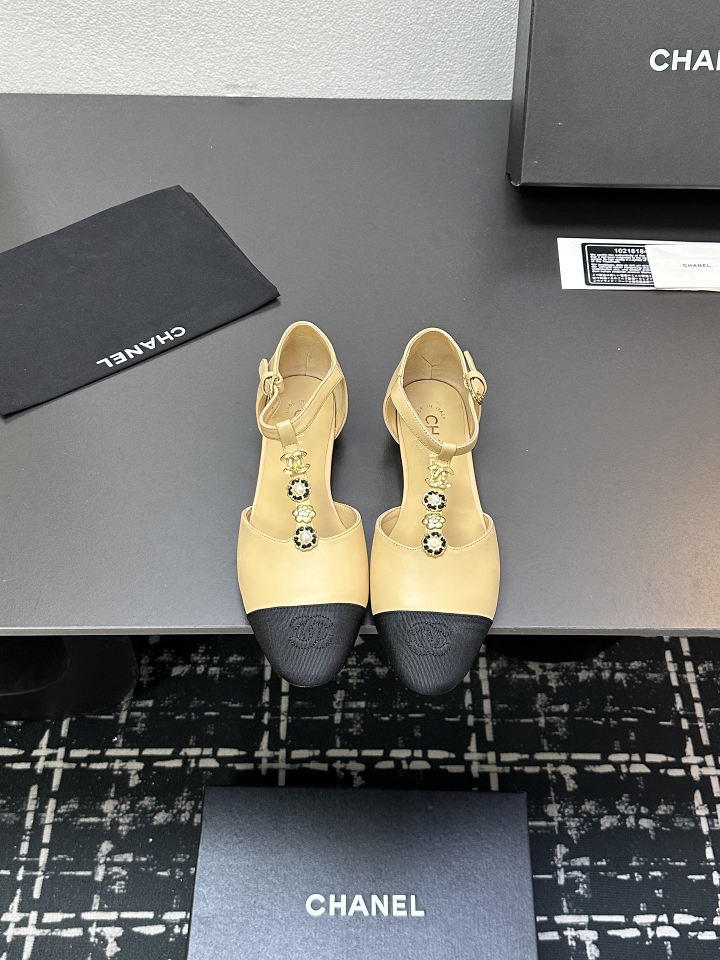 NO:225478,2025ss CHANEL small fragrance style Chanel hollow Mary Jane shoes sandals, classic and fashion intertwined. The iconic black and color-blocking upper is elegant and chic, with low-key double C elements showing the brand style. The exquisite metal trim chain embellishment is agile and eye-catching. Simple buckle design fits the feet. Whether it is commuting or casual, it can add points to the outfit and easily interpret French elegance. Upper sheepskin inner sheepskin insole sheepskin size 35-39 (40.41 fixed), sandals, chanel, chanel, sandals, mary jane, sheepskin198609092025ss CHANEL小香风香奈儿中空玛丽珍鞋凉鞋,经典与时尚交织.标志性黑与拼色鞋面,优雅别致,双C元素低调彰显品牌格调.精致金属饰链点缀,灵动吸睛.简约搭扣设计,贴合脚面.无论是通勤还是休闲,都能为穿搭加分,轻松诠释法式优雅. 鞋面羊皮 内里羊皮 鞋垫羊皮 码数35-39（40.41定）,凉鞋,chanel,chanel,sandals,mary jane,sheepskin,Women's Shoes