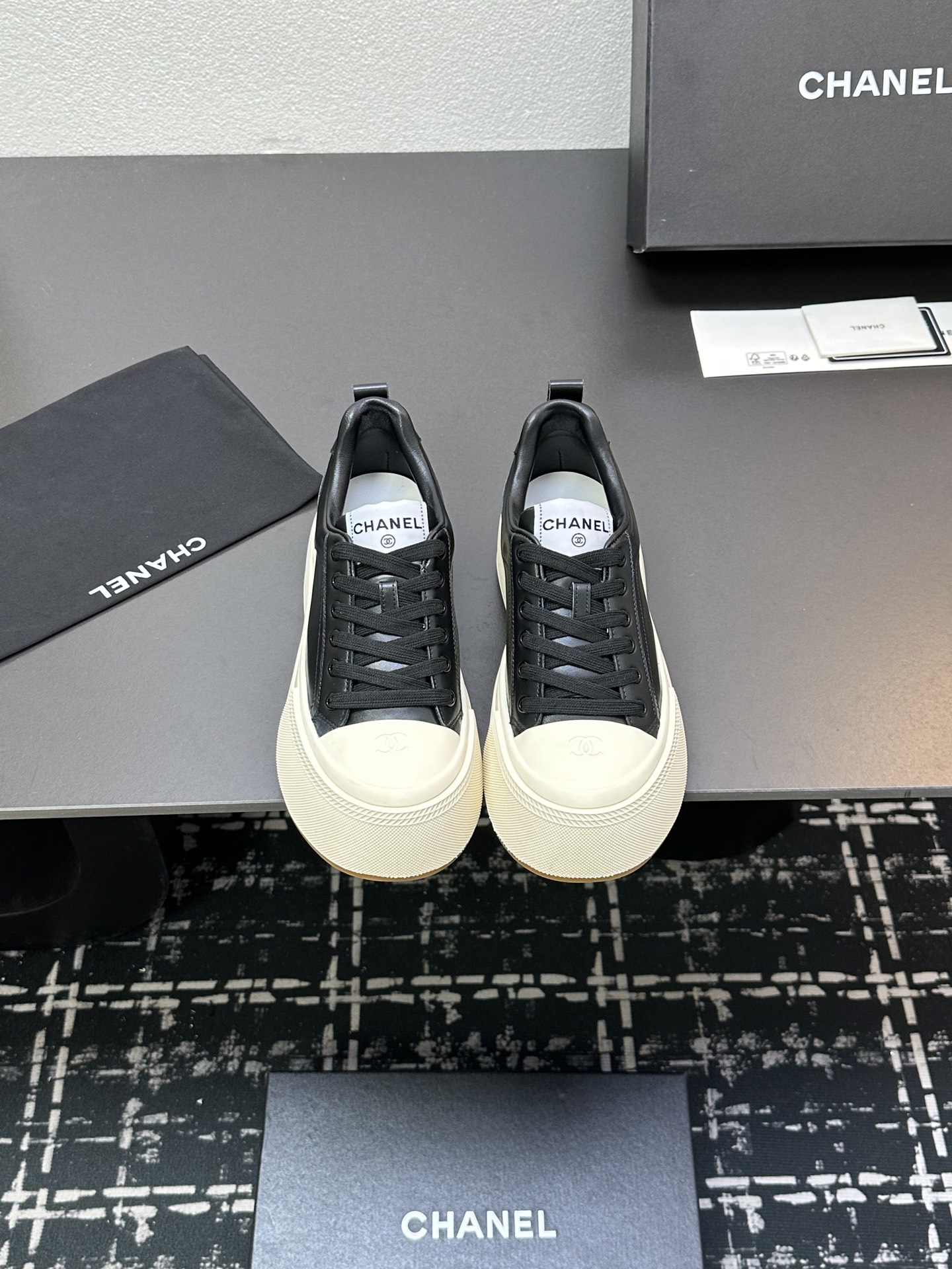 NO:225502,Thick-soled leather CHAN*L The new king-shot big-toe shoes in early spring, Xiaoxiang C home new lace-up casual shoes, board shoes, sports shoes, popular items that are super good-looking when you take pictures. Internet celebrity show pictures one after another must-have for this season. Cool and cute toe shoes plus three-dimensional relief double C logo. Too heart-warming. The combination of wrinkled beef paint is eye-catching. The high-end feeling in casual comes to the face. The classic design and metal round deduction are particularly eye-catching. Flat-soled design. Extremely comfortable. Daily matching. Go out. A must-have artifact for coolness. Whoever buys it first. Babies. Quick-for-clock duck 34-41, casual shoes/sports shoes, chanel, chanel, sneakers19860909厚底皮面 CHAN*L 早春新款王炸爆款大头鞋 小香C家新款系带休闲鞋 板鞋 运动鞋  随手拍都超好看的热门单品 网红秀图一波接一波本季必入款 酷帅呆萌的鞋头加上立体浮雕双C Logo 太心水啦 皱牛漆的搭配令人眼前一亮 休闲中的高大上感扑面而来 经典款的设计加上金属圆扣分外抢眼 平底设计 异常舒适 日常搭配 出街 扮酷必备神器 谁买谁先美 宝宝们 快冲鸭 34-41,休闲鞋/运动鞋,chanel,chanel,sneakers,Women's Shoes