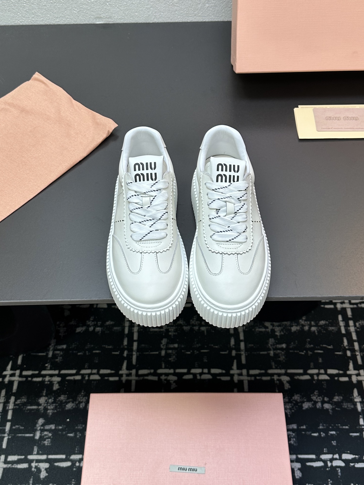 NO:241274,Miumiu Miu Miu white shoes dirty shoes biscuit bottom spring and summer new British style lace Miu Miu show appropriate and unique color polishing technology comes from the details of the Miu Miu series. The trend elements of the new season are 1. The concept of the love at this moment is diverse and conveying the modern style~ It looks good no matter how you wear it. It looks very comfortable. It is super comfortable to wear. Fabric imported. The inner lining original cowhide. The original sole size is 35-41 (40.41 custom made without return). Casual shoes/sports shoes, miumiu, sneakers, cowhide19860909miumiu缪缪小白鞋脏脏鞋饼干底春夏新款英伦风系带MiuMiu秀场适当独一无二的擦色工艺工艺来自Miu Miu系列的细节特写 新季的潮流要素一 与此刻挚爱的概念,多元对撞,传达现代风格~ 怎么穿都好看今夏时髦精最爱 看起来不怎么舒服 上脚超级舒服 面料进口 内里原版牛皮 大底原版鞋底 码数35-41（40.41订做不退换）,休闲鞋/运动鞋,miumiu,sneakers,cowhide,Women's Shoes