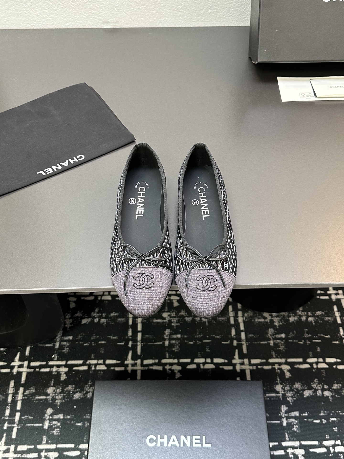 NO:258746,Chanel classic slingback small fragrant sandals!  Single shoes!  Just like what Ms. Coco Chanel said is that the popularity is fleeting, but the style lasts forever!  This pair of empty shoes is the classic among Xiangjia classics!  The two-color combination is simple and exquisite. The universal evergreen style in the counter is always out of date!  The counter is original leather material, imported sheepskin lining, and imported cowhide leather soles from Italy!  Heel height 1cm 6cm 10cm Top quality, Size35-40 (34 40 41 42 43 customized), ballet shoes, chanel, chanel, chanel, sandals, cowhide, sheepskin19860909chanel经典slingback小香凉鞋！单鞋！ 就像coco香奈儿女士说的流行稍纵即逝,但风格永存！这双后空鞋就是香家经典中的经典！双色搭配,简约精致,专柜里的万能长青款,永远不过时单品！ 专柜原版皮料,进口羊皮内里,意大利进口牛皮革鞋底！ 跟高1cm 6cm 10cm 顶级品质,Size35-40（34 40 41 42 43定做）,芭蕾舞鞋,chanel,chanel,chanel,sandals,cowhide,sheepskin,Women's Shoes