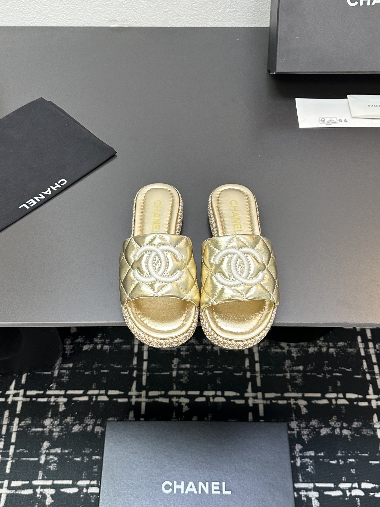 NO:225508,2025★★★★★★ Many celebrities are here to watch, a versatile series that domestic and foreign bloggers are popular. A must-have for spring and summer wardrobe matching. Sandals are the first choice. Upper imported cowhide inner lining: imported crystal sheepskin lining, large sole original mold-open custom hemp rope rubber sole Shoe size: 35-39 (34, 40, 41, customized non-return and exchange) Delivery luxury latest counter synchronous packaging, slippers, sandals, slippers, cowhide, sheepskin198609092025★★★★★ 众多明星网红上脚,国内外博主刷爆的一个百搭系列,春夏衣橱搭配必备 凉鞋首选. 鞋面进口牛皮  内里: 进口水晶羊皮内里 大底原版开模定制麻绳橡胶底 鞋码: 35-39（34、40、41、定做不退换） 配送豪华最新专柜同步包装,拖鞋,sandals,slippers,cowhide,sheepskin,Women's Shoes