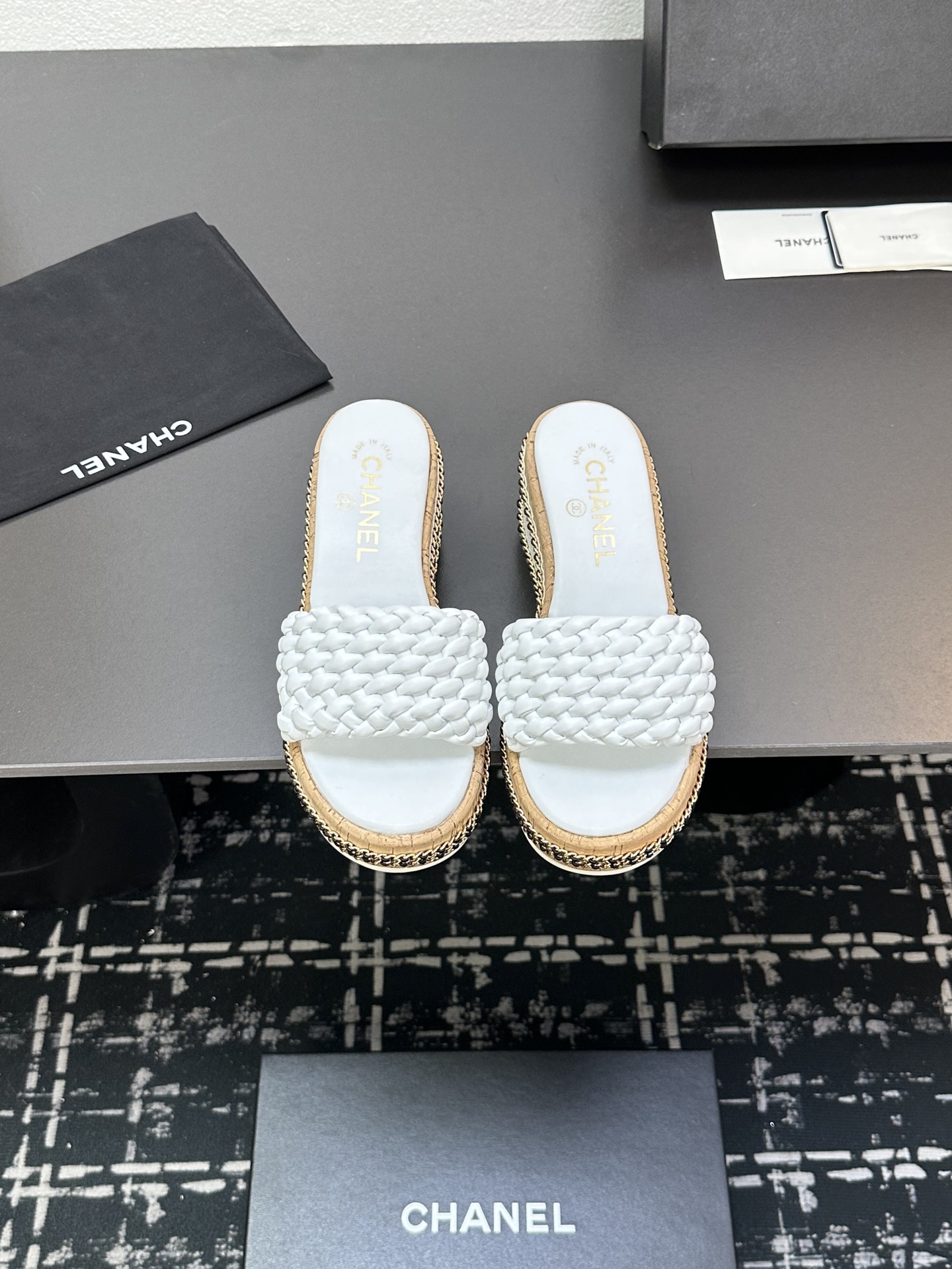 NO:225513,2025★★★★★★ Many celebrities are popular, a versatile series that domestic and foreign bloggers are popular. A must-have for spring and summer wardrobe matching. Sandals are the first choice. Upper imported super soft sheepskin (silk) inner lining: imported crystal sheepskin inner lining, original mold-open custom rubber sole Shoe size: 35-39 (40, 41, 42 customized, no return or exchange) Delivery luxury latest counter synchronous packaging, slippers, sandals, slippers, sheepskin, silk fabric198609092025★★★★★ 众多明星网红上脚,国内外博主刷爆的一个百搭系列,春夏衣橱搭配必备 凉鞋首选. 鞋面进口超柔羊皮（绸缎）  内里: 进口水晶羊皮内里 大底原版开模定制橡胶底 鞋码: 35-39（40、41、42定做不退换） 配送豪华最新专柜同步包装,拖鞋,sandals,slippers,sheepskin,silk fabric,Women's Shoes