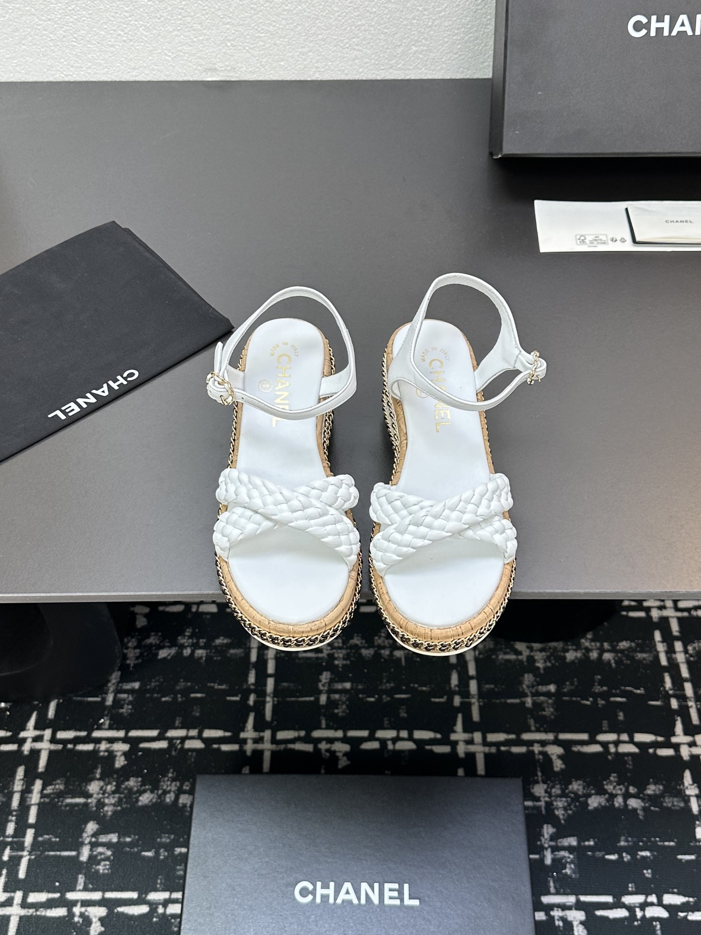 NO:225503,2025★★★★★★ Many celebrities are here to watch, a versatile series that domestic and foreign bloggers are popular. A must-have for spring and summer wardrobe matching. Sandals are the first choice. Upper imported super soft sheepskin (silk) inner lining: imported crystal sheepskin inner lining, original mold-open custom rubber sole Shoe size: 35-39 (40, 41, 42 customized, no return or exchange) Delivery luxury latest counter synchronous packaging, sandals, sandals, sheepskin, silk fabric198609092025★★★★★ 众多明星网红上脚,国内外博主刷爆的一个百搭系列,春夏衣橱搭配必备 凉鞋首选. 鞋面进口超柔羊皮（绸缎）  内里: 进口水晶羊皮内里 大底原版开模定制橡胶底 鞋码: 35-39（40、41、42定做不退换） 配送豪华最新专柜同步包装,凉鞋,sandals,sheepskin,silk fabric,Women's Shoes