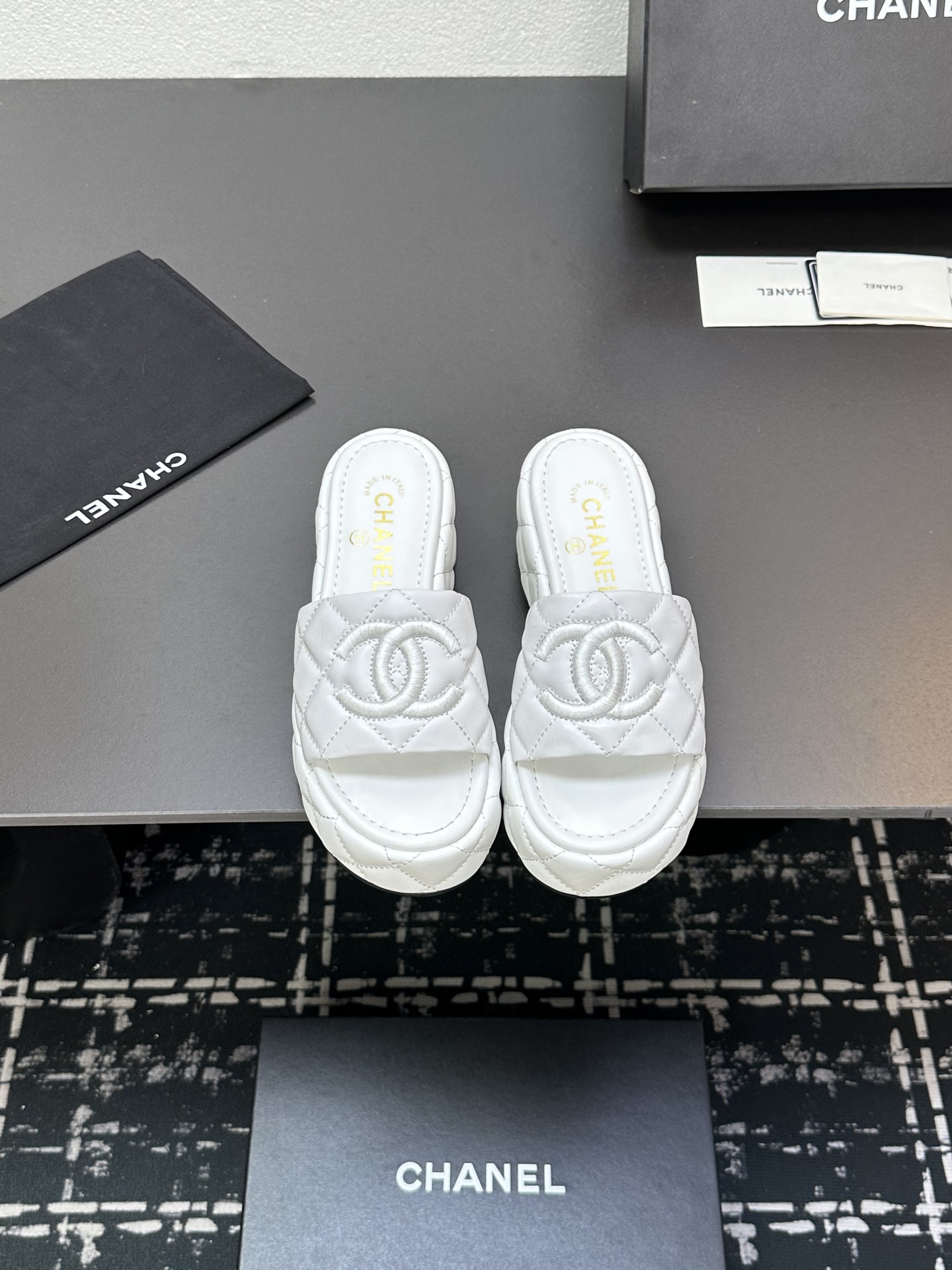 NO:225498,2025★★★★★★ Many celebrities are here to watch, a versatile series that domestic and foreign bloggers are popular. A must-have for spring and summer wardrobe matching. Sandals are the first choice. Upper imported cowhide inner lining: imported crystal sheepskin lining, original custom rubber sole, shoe size: 35-39 (34, 40, 41, customized, non-return and exchange) Delivery luxury latest counter synchronous packaging, slippers, sandals, slippers, cowhide, sheepskin198609092025★★★★★ 众多明星网红上脚,国内外博主刷爆的一个百搭系列,春夏衣橱搭配必备 凉鞋首选. 鞋面进口牛皮  内里: 进口水晶羊皮内里 大底原版定制橡胶底 鞋码: 35-39（34、40、41、定做不退换） 配送豪华最新专柜同步包装,拖鞋,sandals,slippers,cowhide,sheepskin,Women's Shoes