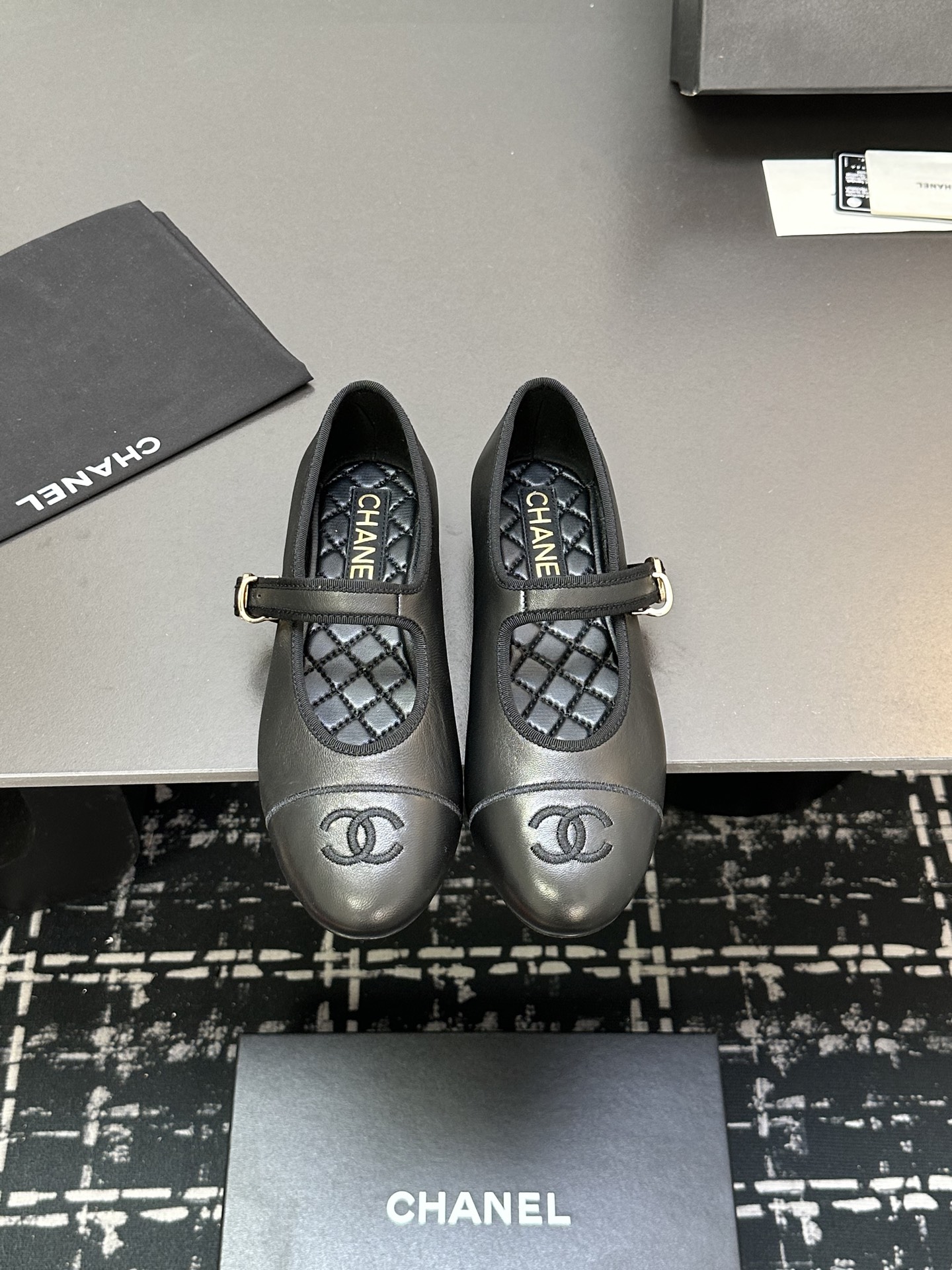 NO:225482,Xiangjia Chane 25 Mary Jane Ballet Single Shoes Showcase Upper fabric original one to one sheepskin satin, sheepskin, original one to one super beautiful ballet shoes imported from the inner lining imported flat soft grain cowhide inner water dyed sheepskin footbeds outsole original Italian translucent leather outsole shoe size 34-41, 34.40.41. Custom made full set of counter synchronous packaging cloth leather, ballet shoes, chanel, chanel, mary jane, cowhide, sheepskin, silk fabric, Leather soles19860909香家chane 25款玛丽珍芭蕾舞单鞋走秀款 鞋面面料原版一比一羊皮绸缎,羊皮里,原版一比一开超美芭蕾舞鞋 内里进口平整柔软粒面牛皮内里水染羊皮垫脚 大底原版意大利透染真皮大底 鞋码34-41,34.40.41.定做 全套专柜同步包装 布皮,芭蕾舞鞋,chanel,chanel,mary jane,cowhide,sheepskin,silk fabric,Leather soles,Women's Shoes