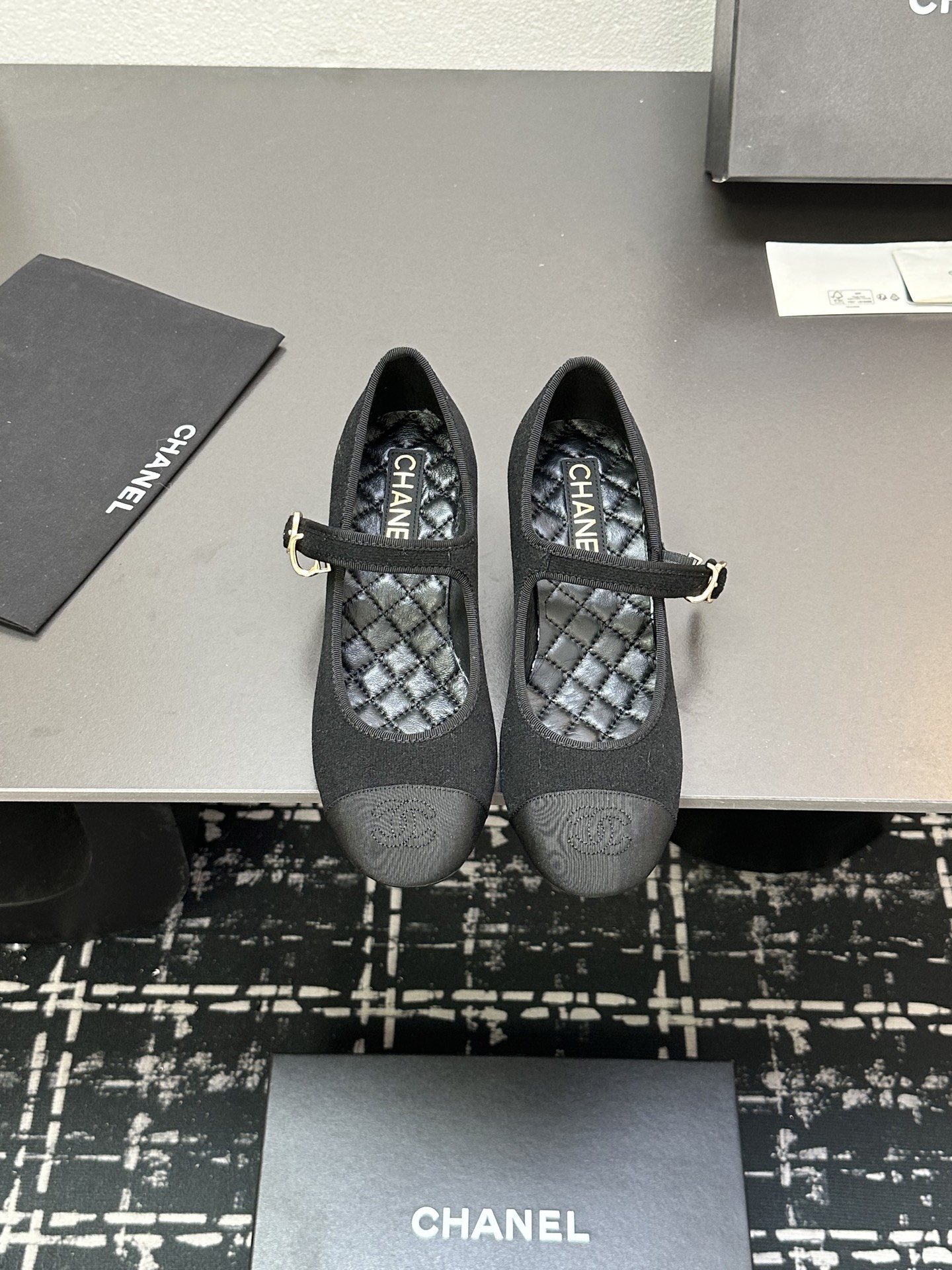 NO:225488,Xiangjia Chane 25 Mary Jane Ballet Single Shoes Showcase Upper fabric original one to one sheepskin satin, sheepskin, original one to one super beautiful ballet shoes imported from the inner lining imported flat soft grain cowhide inner water dyed sheepskin footbeds outsole original Italian translucent leather outsole shoe size 34-41, 34.40.41. Custom made full set of counter synchronous packaging, ballet shoes, chanel, chanel, mary jane, cowhide, sheepskin, silk fabric, Leather soles19860909香家chane 25款玛丽珍芭蕾舞单鞋走秀款 鞋面面料原版一比一羊皮绸缎,羊皮里,原版一比一开超美芭蕾舞鞋 内里进口平整柔软粒面牛皮内里水染羊皮垫脚 大底原版意大利透染真皮大底 鞋码34-41,34.40.41.定做 全套专柜同步包装,芭蕾舞鞋,chanel,chanel,mary jane,cowhide,sheepskin,silk fabric,Leather soles,Women's Shoes