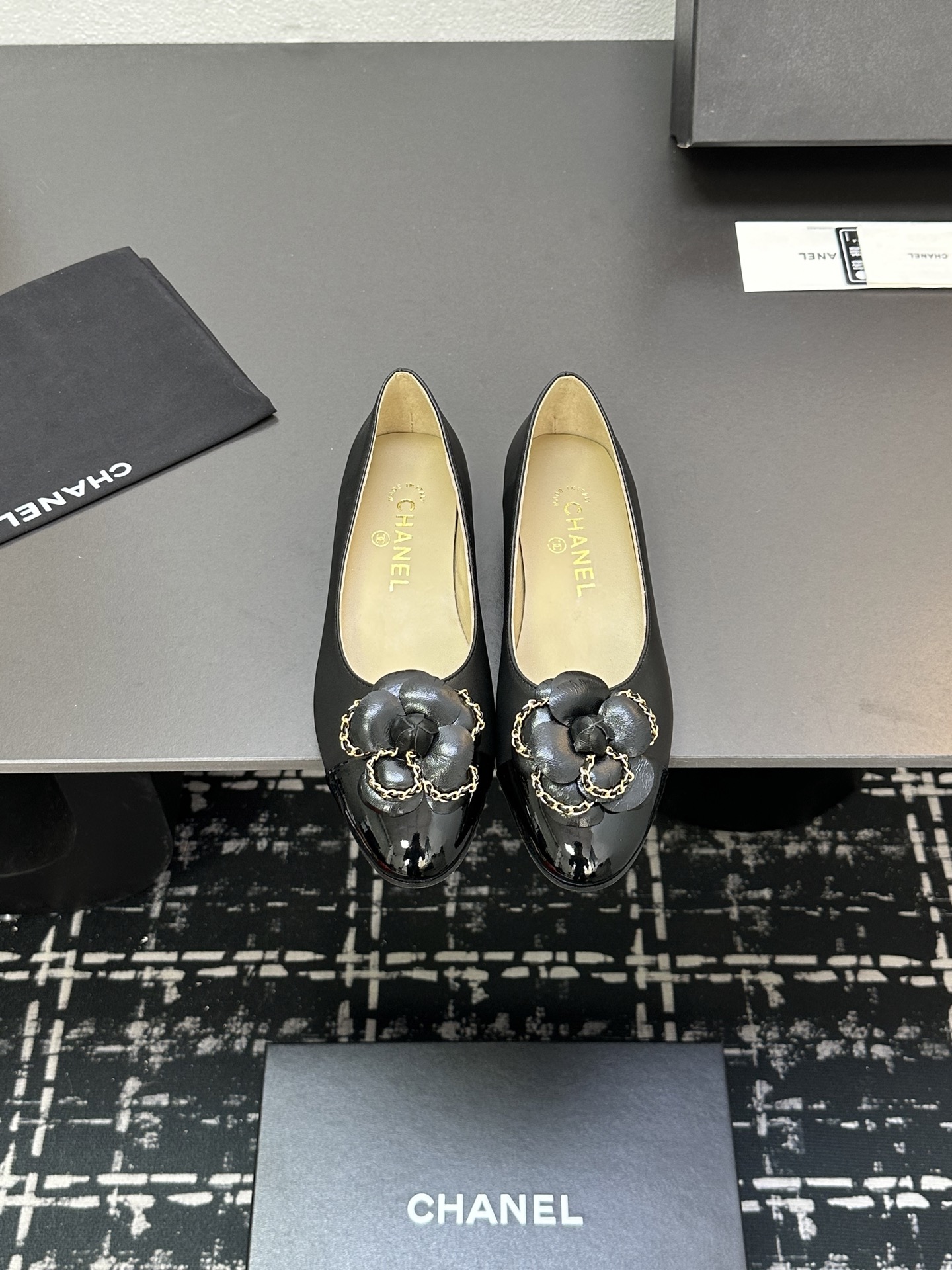 NO:225493,CHANEL｜Chanel Xiaoxiang 25C early spring new product Camellia series flat shoes This season's camellia series is really beautiful. Grandma Xiang's usual elegant and famous temperament is full of high-end feeling!  It’s very nice to wear barefoot or paired with skirts or trousers, it’s very versatile!  Invincible beauty!  Special fairy, full of girly feeling, the upper is imported lambskin, the inner footbed mixed breed sheepskin Italian A-grade leather outsole Size35-39 (customized on 40/41) P, ballet shoes, chanel, chanel, skirts, sheepskin, Leather soles19860909CHANEL｜香奈儿小香25C早春新品 山茶花系列平底单鞋 这一季山茶花系列真的超美 香奶奶家一贯的优雅名媛气质 高级感十足！上脚非常nice～ 不管光脚穿或搭配裙装、裤装、 都非常百搭！无敌美！特别仙 少女感爆棚 鞋面采用进口小羊皮 内里垫脚混种羊皮 意大利A级真皮大底 Size35-39（40/41定制） P,芭蕾舞鞋,chanel,chanel,skirts,sheepskin,Leather soles,Women's Shoes