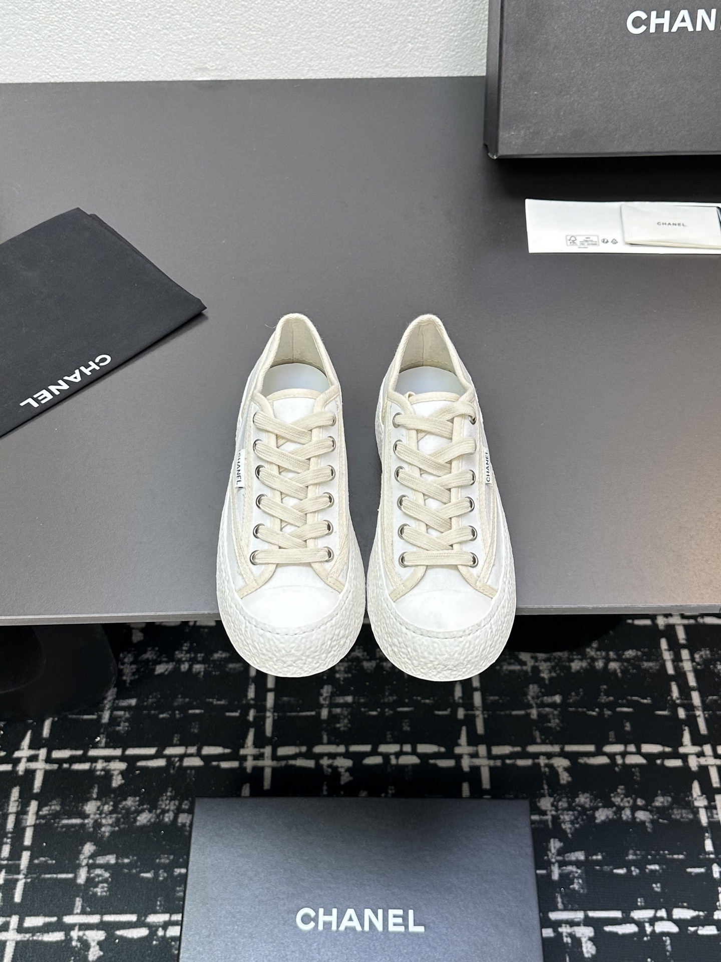 NO:225496,Chanel.Vintage 2025 early spring new style, medieval sports thick-soled biscuit shoes, casual shoes are so stylish, retro coco women's shoes. They have always been extremely popular. This tribute to the classic series!  It looks so good~ a must-have fashion item for trendy people!  Upper: ZP high-density weaving canvas Inner: Sheepskin Sole: Rubber outsole Size 35-40 (40 custom made without return or exchange), casual shoes/sports shoes, chanel, chanel, sneakers, sheepskin19860909Chanel.Vintage 香奈儿2025早春新款 中古运动厚底饼干鞋休闲鞋太有范儿了 复古coco女鞋.一直以来异常的盛行. 这款致敬经典系列！ 上脚超好看～潮人必备时尚单品！ 鞋面:ZP高密度织法帆布 内里:羊皮 底材:橡胶大底 码数35-40（40定做不退换）,休闲鞋/运动鞋,chanel,chanel,sneakers,sheepskin,Women's Shoes