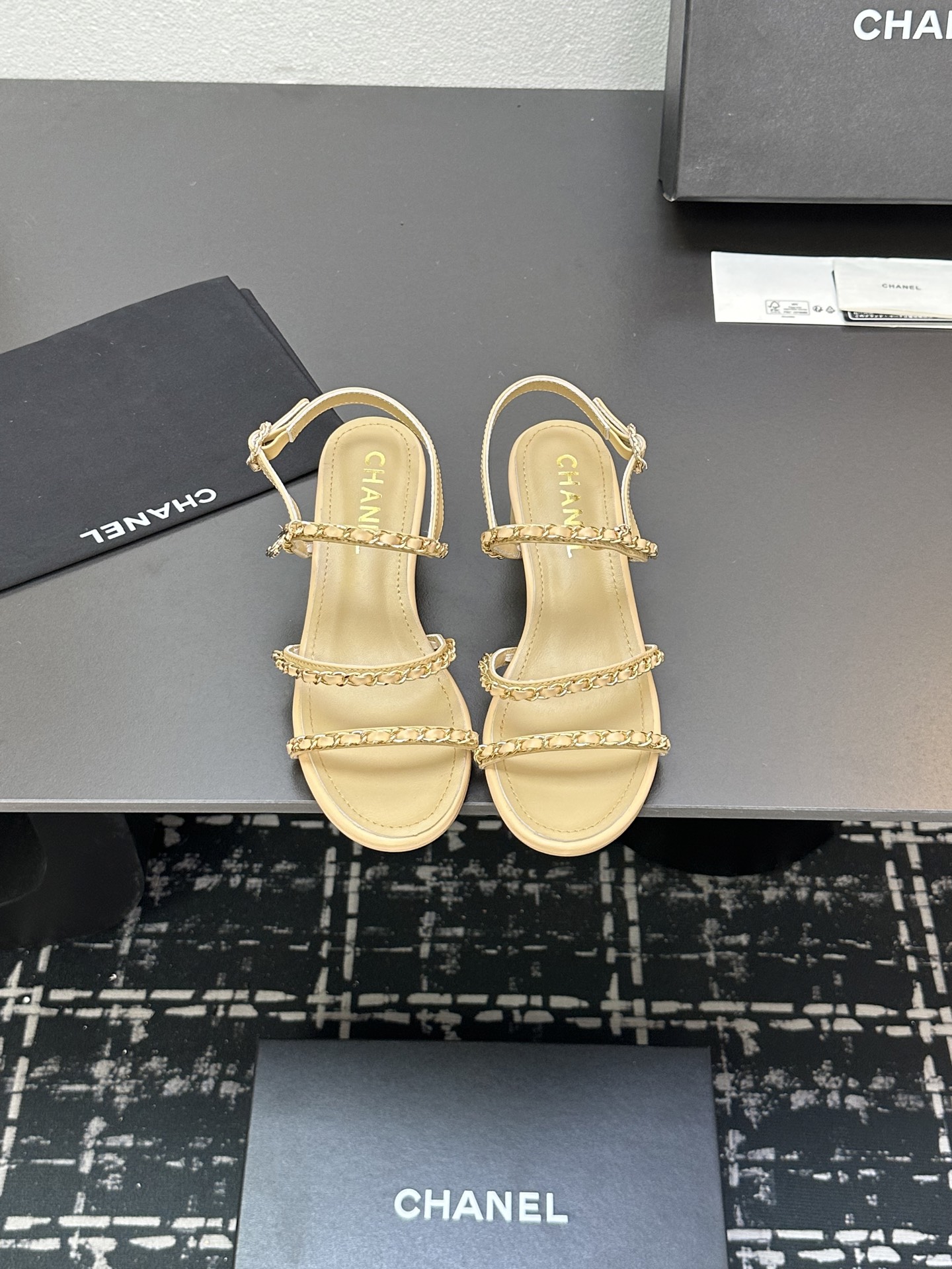 NO:225476,2025★★★★★★ Many celebrities are here to watch, a versatile series that domestic and foreign bloggers are popular. A must-have for spring and summer wardrobe matching. Sandals are the first choice. Upper imported sheepskin inner lining: imported crystal sheepskin inner lining, original mold-open custom leather sole Shoe size: 35-39 (34, 40, 41, customized without return and exchange) Delivery luxury latest counter synchronous packaging, sandals, sandals, sheepskin198609092025★★★★★ 众多明星网红上脚,国内外博主刷爆的一个百搭系列,春夏衣橱搭配必备 凉鞋首选. 鞋面进口羊皮  内里: 进口水晶羊皮内里 大底原版开模定制真皮底 鞋码: 35-39（34、40、41、定做不退换） 配送豪华最新专柜同步包装,凉鞋,sandals,sheepskin,Women's Shoes