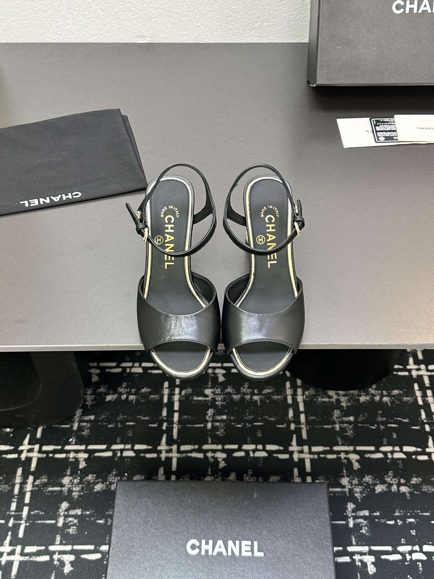 NO:225470,CHANE*｜Xiaoxiang 25P Spring and Summer New Product Series Double C High Heel Slippers This season's mesh lace is breathtakingly beautiful!  It is hazy and can't see clearly. Whether it is a clothes or a skirt, it is faintly sexy when worn on a woman. It is very dreamy and romantic, playful and cute, full of temperament, and it is fashionable and modern, revealing a hint of elegant charm!  This shoe satisfies all girls' fantasies about high heels. It has a girlish feel and can also be worn to look like a goddess!  The upper is made of custom imported sheepskin, the inner tiptoe is all lambskin, Italian imported cowhide, heel height 8cm zesi35-39 (customized by 40/41), sandals, chanel, sandals, high heels, slippers, skirts, cowhide, sheepskin, sheep19860909CHANE*｜小香25P春夏新品 系列双C高跟拖鞋 这一季的网纱蕾丝美得让人窒息！ 朦胧看不清,不管是衣服还是裙子 穿在女人身上,若隐若现的小性感 很梦幻很浪漫,俏皮可爱,气质十足 又不失时尚现代感,透出丝丝优雅魅力！ 这款鞋满足了女生对高跟鞋的所有幻想 既有少女感,也可以穿出女神范！ 鞋面采用定制进口羊京羊皮 内里踮脚均为小羊皮 意大利进口牛皮大底 跟高8cm zesi35-39（40/41定制）,凉鞋,chanel,sandals,high heels,slippers,skirts,cowhide,sheepskin,sheep,Women's Shoes