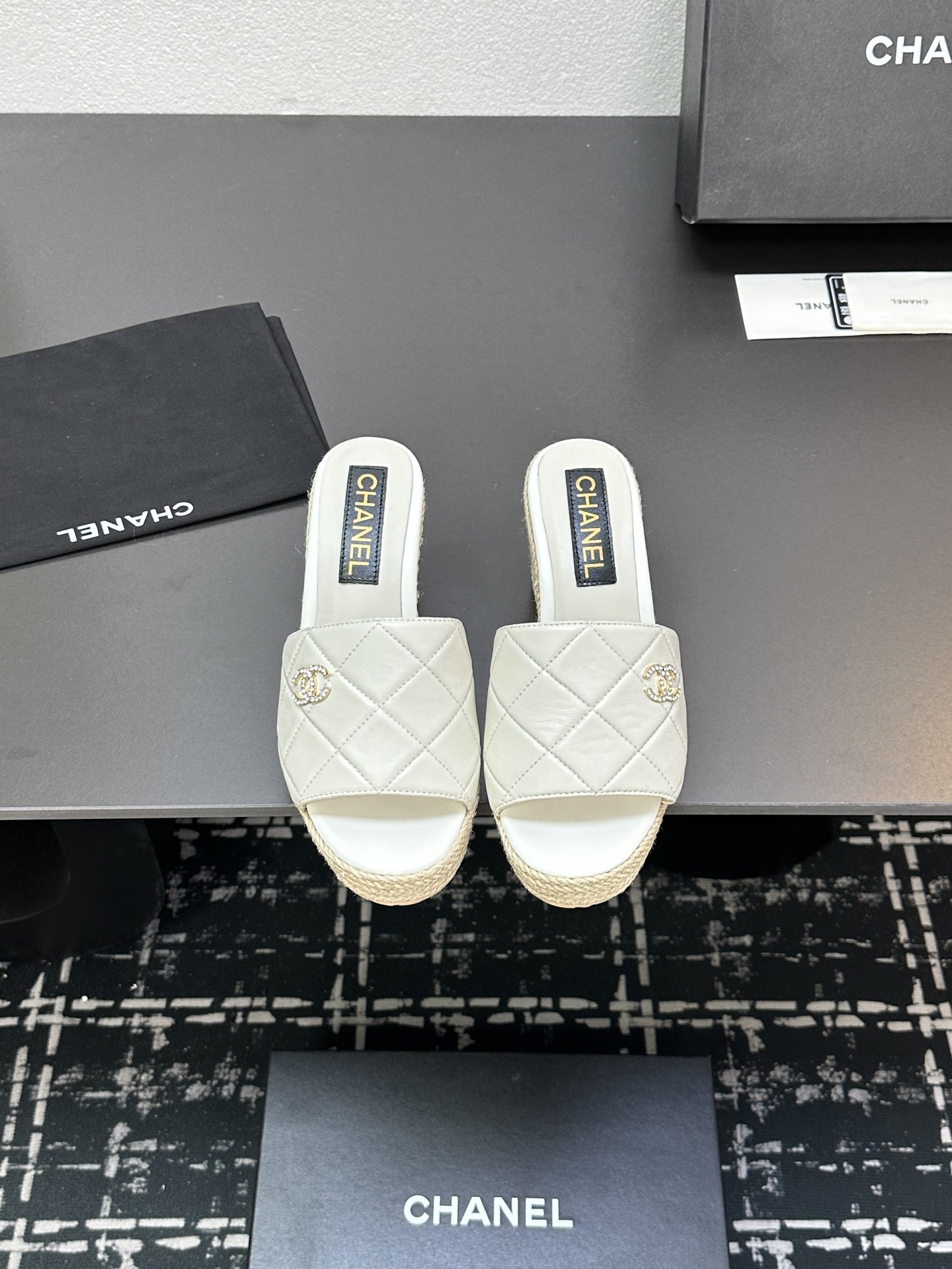 NO:225464,2025★★★★★★ Many celebrities are here to watch, a versatile series that domestic and foreign bloggers are popular. A must-have for spring and summer wardrobe matching. Sandals are the first choice. Upper imported super soft sheepskin inner lining: imported crystal sheepskin inner lining, original mold-open custom rubber sole Shoe size: 35-39 (40, 41, 42 customized, no return or exchange) Delivery luxury latest counter synchronous packaging, slippers, sandals, slippers, sheepskin198609092025★★★★★ 众多明星网红上脚,国内外博主刷爆的一个百搭系列,春夏衣橱搭配必备 凉鞋首选. 鞋面进口超柔羊皮  内里: 进口水晶羊皮内里 大底原版开模定制橡胶底 鞋码: 35-39（40、41、42定做不退换） 配送豪华最新专柜同步包装,拖鞋,sandals,slippers,sheepskin,Women's Shoes