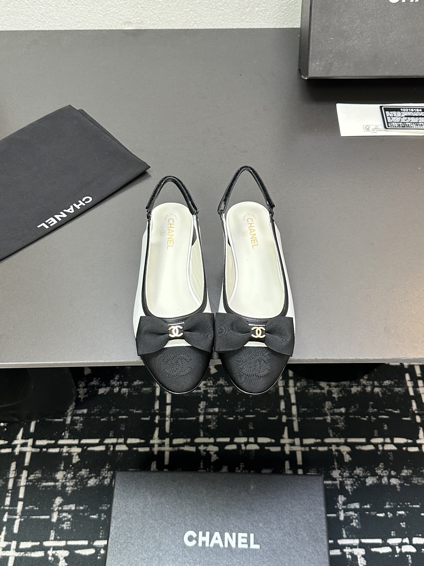 NO:225512,★★★★★★ Many celebrities are popular with a versatile series that domestic and foreign bloggers are popular. A must-have for spring and summer wardrobe matching. Sandals are the first choice. Upper imported sheepskin, silk, inner lining: imported crystal sheepskin inner lining, original mold-open custom leather sole Shoe size: 35-39 (34, 40, 41, customized without return) Delivery luxury latest counter synchronous packaging Cloth leather, sandals, sandals, sheepskin, silk fabric19860909★★★★★ 众多明星网红上脚,国内外博主刷爆的一个百搭系列,春夏衣橱搭配必备 凉鞋首选. 鞋面进口羊皮,绸缎  内里: 进口水晶羊皮内里 大底原版开模定制真皮底 鞋码: 35-39（34、40、41、定做不退换） 配送豪华最新专柜同步包装 布皮,凉鞋,sandals,sheepskin,silk fabric,Women's Shoes