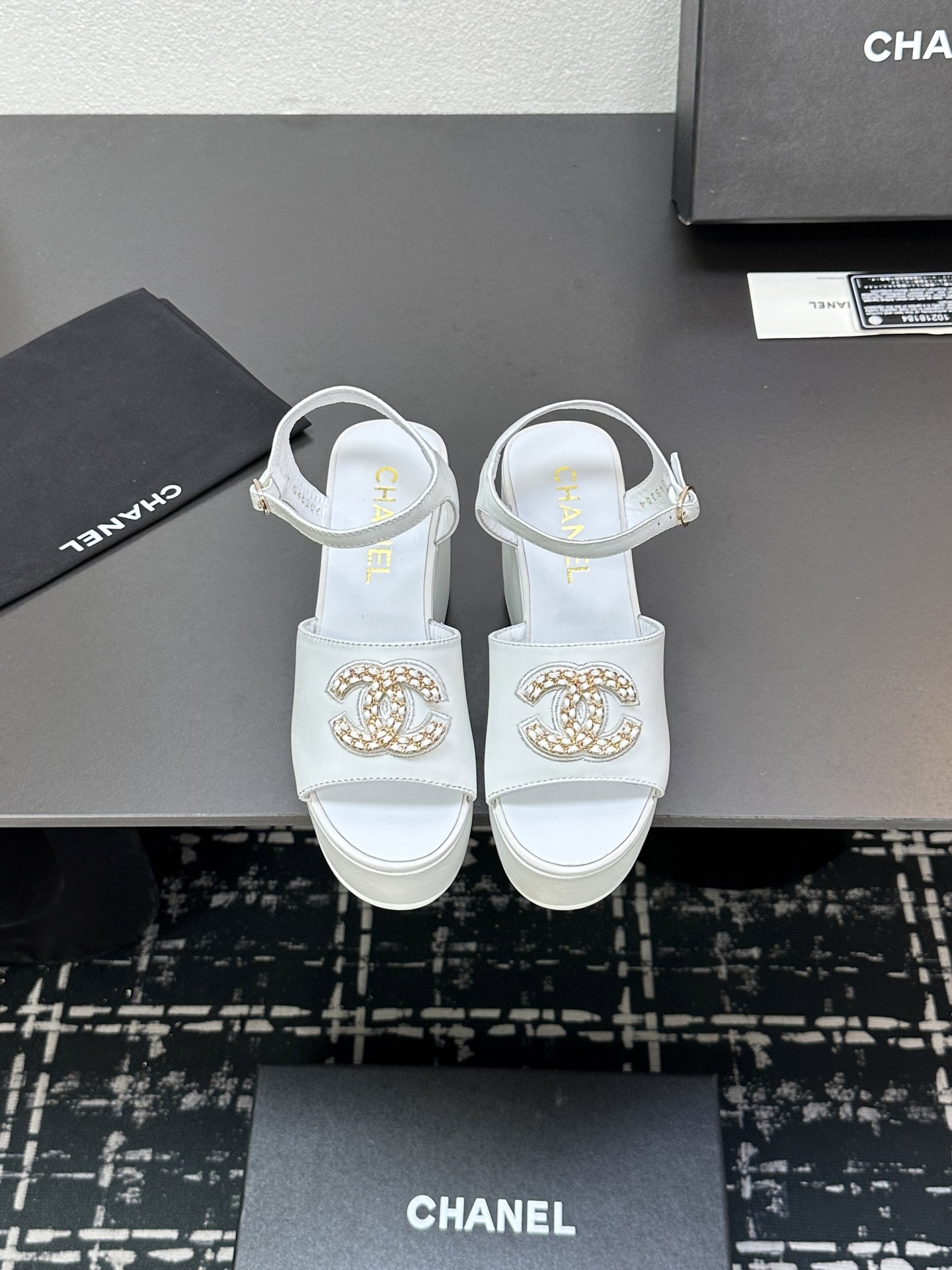 NO:250390,2025★★★★★★ Many celebrities are here to watch, a versatile series that domestic and foreign bloggers are popular. A must-have for spring and summer wardrobe matching. Sandals are the first choice. Upper imported sheepskin inner lining: imported crystal sheepskin inner lining, original mold-open custom rubber sole Shoe size: 35-39 (34, 40, 41, customized without return) Delivery luxury latest counter synchronous packaging, sandals, sandals, sheepskin198609092025★★★★★ 众多明星网红上脚,国内外博主刷爆的一个百搭系列,春夏衣橱搭配必备 凉鞋首选. 鞋面进口羊皮  内里: 进口水晶羊皮内里 大底原版开模定制橡胶底 鞋码: 35-39（34、40、41、定做不退换） 配送豪华最新专柜同步包装,凉鞋,sandals,sheepskin,Women's Shoes