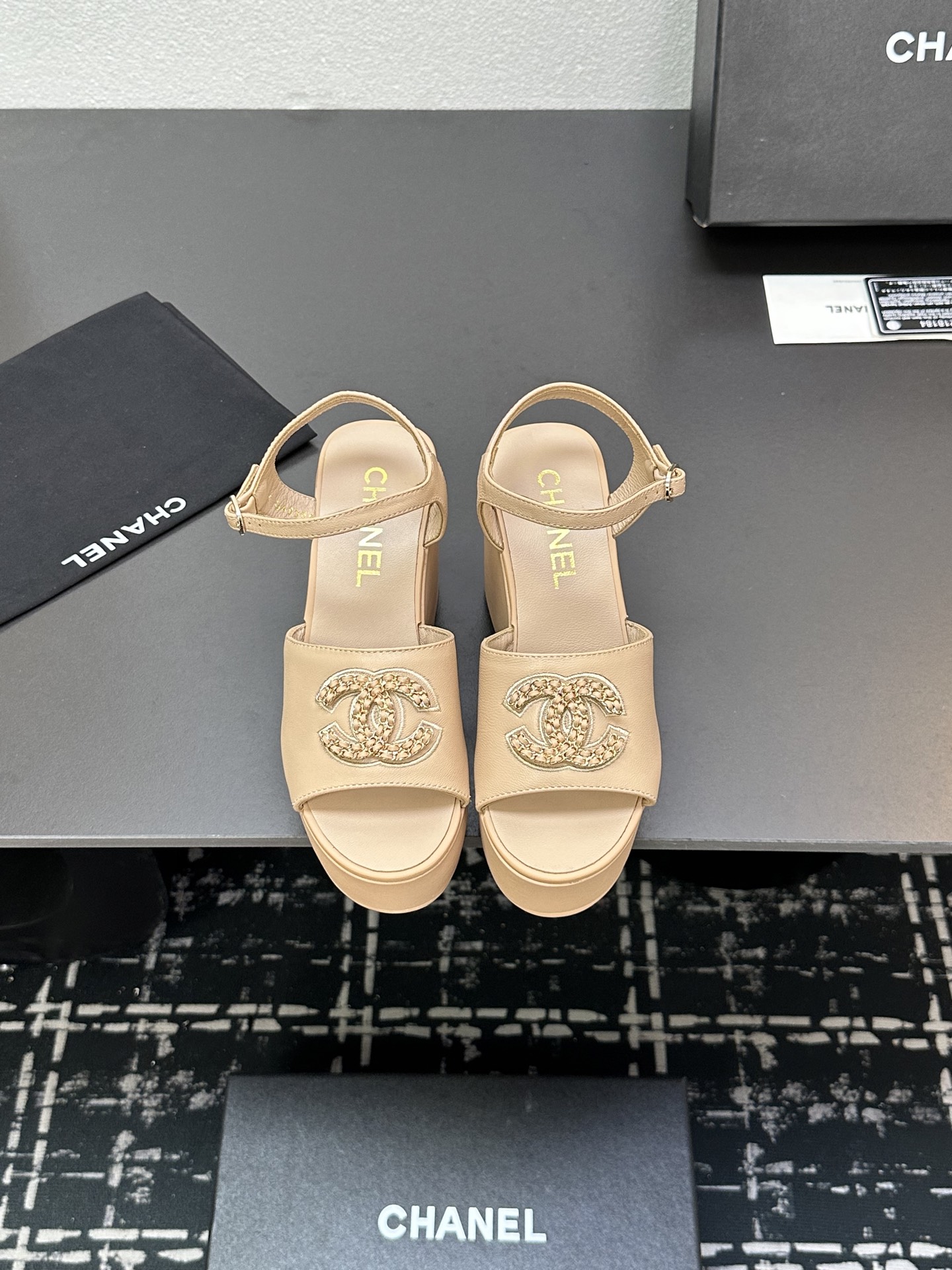 NO:224650,2025★★★★★★ Many celebrities are here to watch, a versatile series that domestic and foreign bloggers are popular. A must-have for spring and summer wardrobe matching. Sandals are the first choice. Upper imported sheepskin inner lining: imported crystal sheepskin inner lining, original mold-open custom rubber sole Shoe size: 35-39 (34, 40, 41, customized without return) Delivery luxury latest counter synchronous packaging, sandals, sandals, sheepskin198609092025★★★★★ 众多明星网红上脚,国内外博主刷爆的一个百搭系列,春夏衣橱搭配必备 凉鞋首选. 鞋面进口羊皮  内里: 进口水晶羊皮内里 大底原版开模定制橡胶底 鞋码: 35-39（34、40、41、定做不退换） 配送豪华最新专柜同步包装,凉鞋,sandals,sheepskin,Women's Shoes