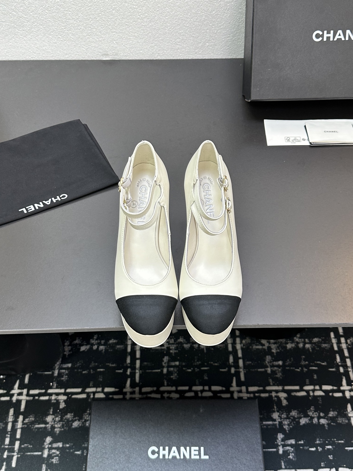 NO:224644,CHANEL~~Summer waterproof platform thick heel single shoe. The upper is made of super soft sheepskin, which is comfortable in the feet, fashionable and versatile. 1 imported sheepskin (silk) 2 inner lining: mixed-bred sheepskin 3 large-sole original molded Italian leather sole 4 shoe size: 34-41 (34, 40, 41 custom-made, non-return and exchange) Cloth leather, sandals, chanel, sandals, sheepskin, silk fabric, Leather soles19860909CHANEL~~夏季款防水台粗跟单鞋 鞋面采用超柔软羊皮,脚感舒适,时尚百搭 1鞋面进囗羊皮（绸缎） 2内里: 混种羊皮 3大底原版开模意大利真皮大底 4鞋码: 34-41（34、40、41定制不退换） 布皮,凉鞋,chanel,sandals,sheepskin,silk fabric,Leather soles,Women's Shoes