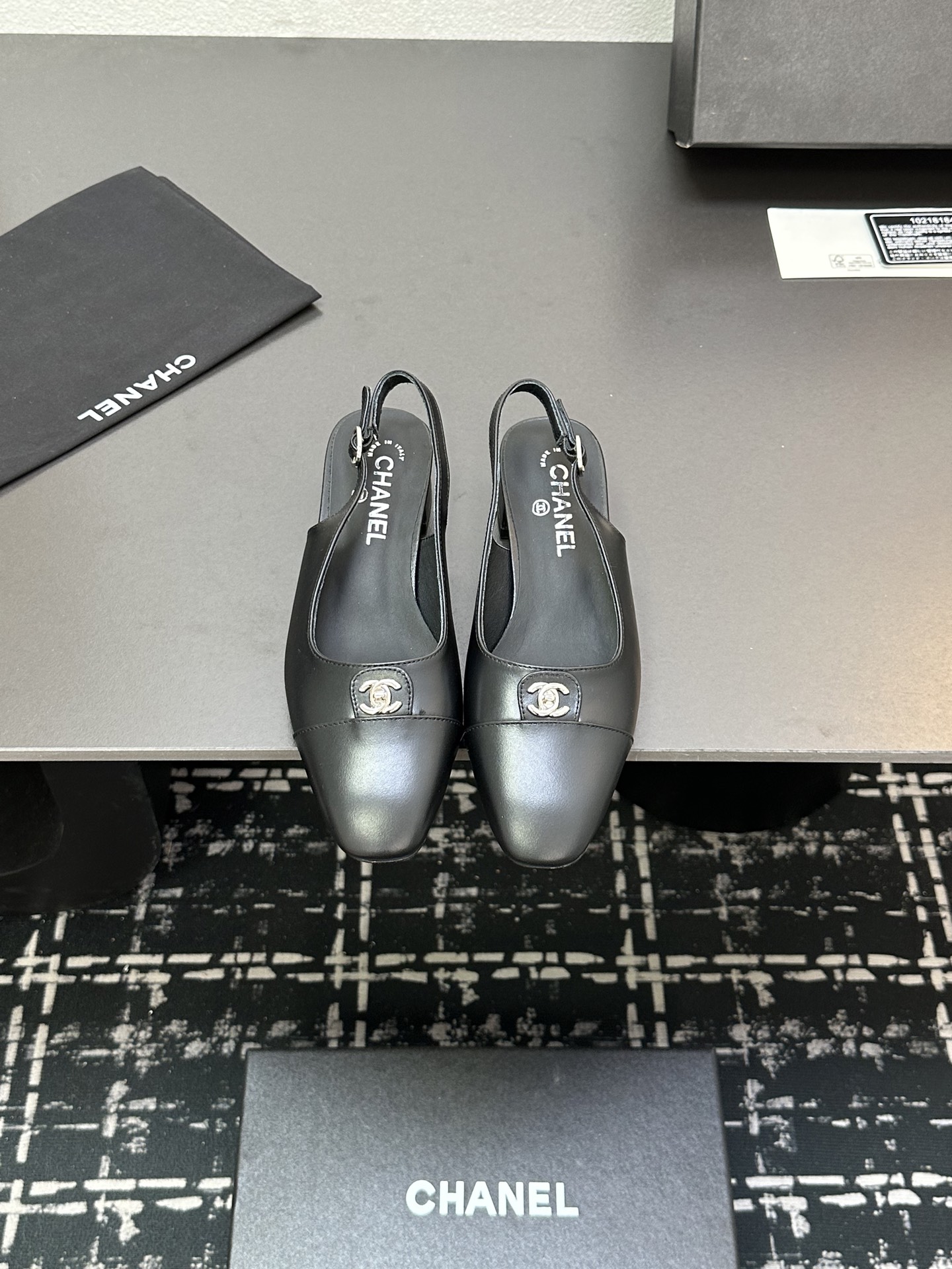 NO:226619,CHANEL Chanel｜Xiaoxiang 25P new classic double C thick heel color-blocking sandals!  The upper is made of sheepskin, the inner tiptoe is all silk sheepskin, imported cowhide, heel height 4.5cm size 35-39 (customized by 40/41), sandals, chanel, chanel, sandals, cowhide, sheepskin19860909CHANEL香奈儿｜小香25P新品经典 双C粗跟后空拼色拼接凉鞋！ 鞋面采用羊皮 内里踮脚均为丝绸羊皮 意大利进口牛皮大底 跟高4.5cm size35-39（40/41定制）,凉鞋,chanel,chanel,sandals,cowhide,sheepskin,Women's Shoes