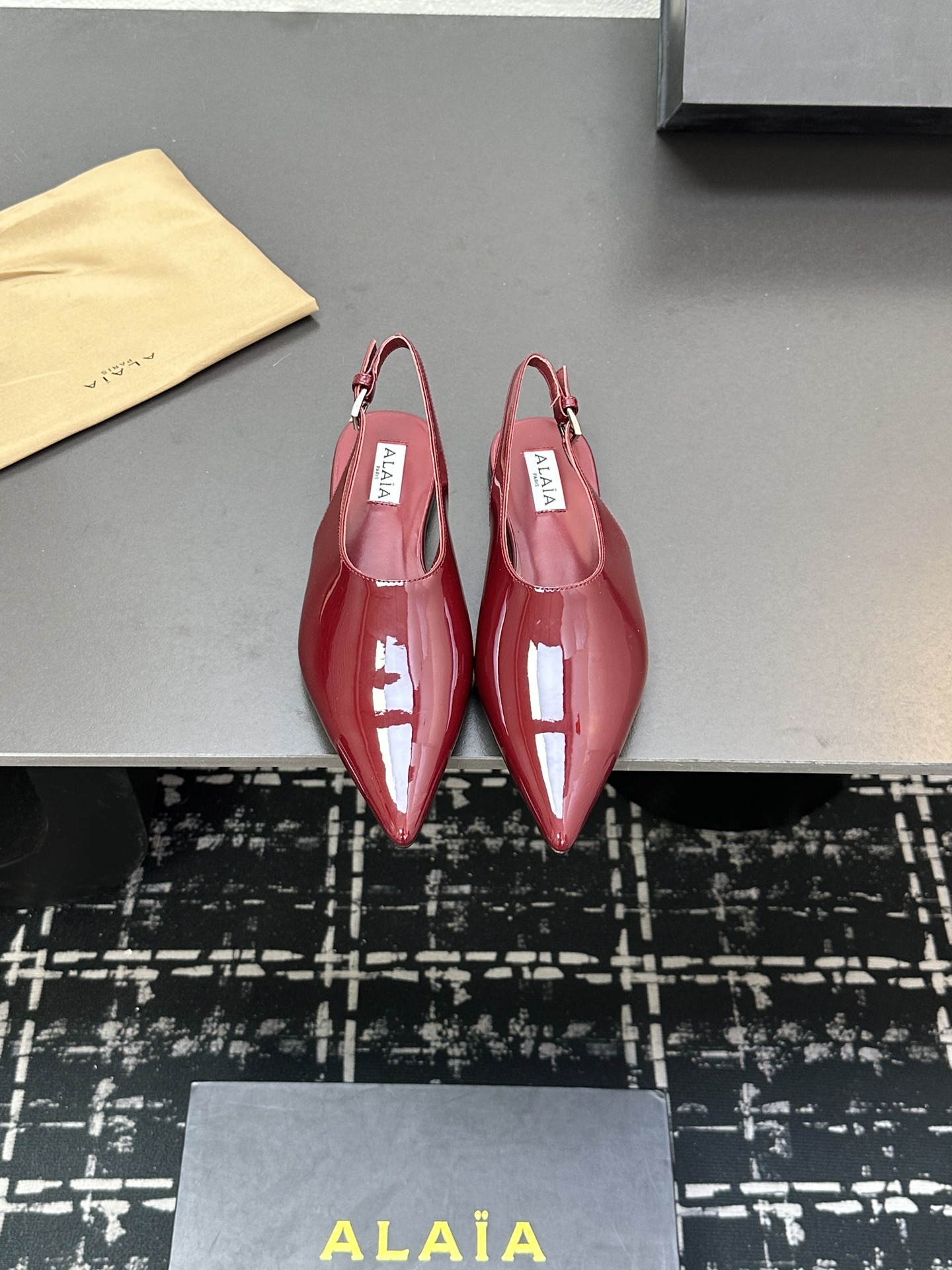 NO:241253,ALAIA 2025vs Spring Single Shoe Series Needless to say, this brand is one of the most popular brands in the past two years, and almost everyone in the bloggers have a pair!  The spring season is coming, so I recommend this casual and design-oriented slipper. I feel like this flip flop is about to be popular!  Whether it is paired with jeans, linen leg pants or skirts, it can be very eye-catching!  A pair must be purchased!  Fabric: Custom patent leather Inner: Custom sheepskin Finger pad: Custom sheepskin Outsole: Original molded genuine leather outsole Size: 35-39 (40. Customized without return or exchange), sandals, alaia, sandals, slippers, skirts, jeans, sheepskin, Leather soles19860909ALAIA 2025vs春季单鞋系列 这品牌这不用多说,是近两年最火之一的品牌,几乎博主人手一双！ 春天的季节就要到了,推荐这款随性又不乏设计感的拖鞋,这款人字拖鞋我感觉即将要爆火！ 无论是配牛仔裤,亚麻腿裤还是裙子都可以很亮眼！必须入手一双！ 面料:定制漆皮 内里:定制羊皮 垫脚:定制羊皮 大底:原版开模真皮大底 码数:35-39（40.定制不退换）,凉鞋,alaia,sandals,slippers,skirts,jeans,sheepskin,Leather soles,Women's Shoes