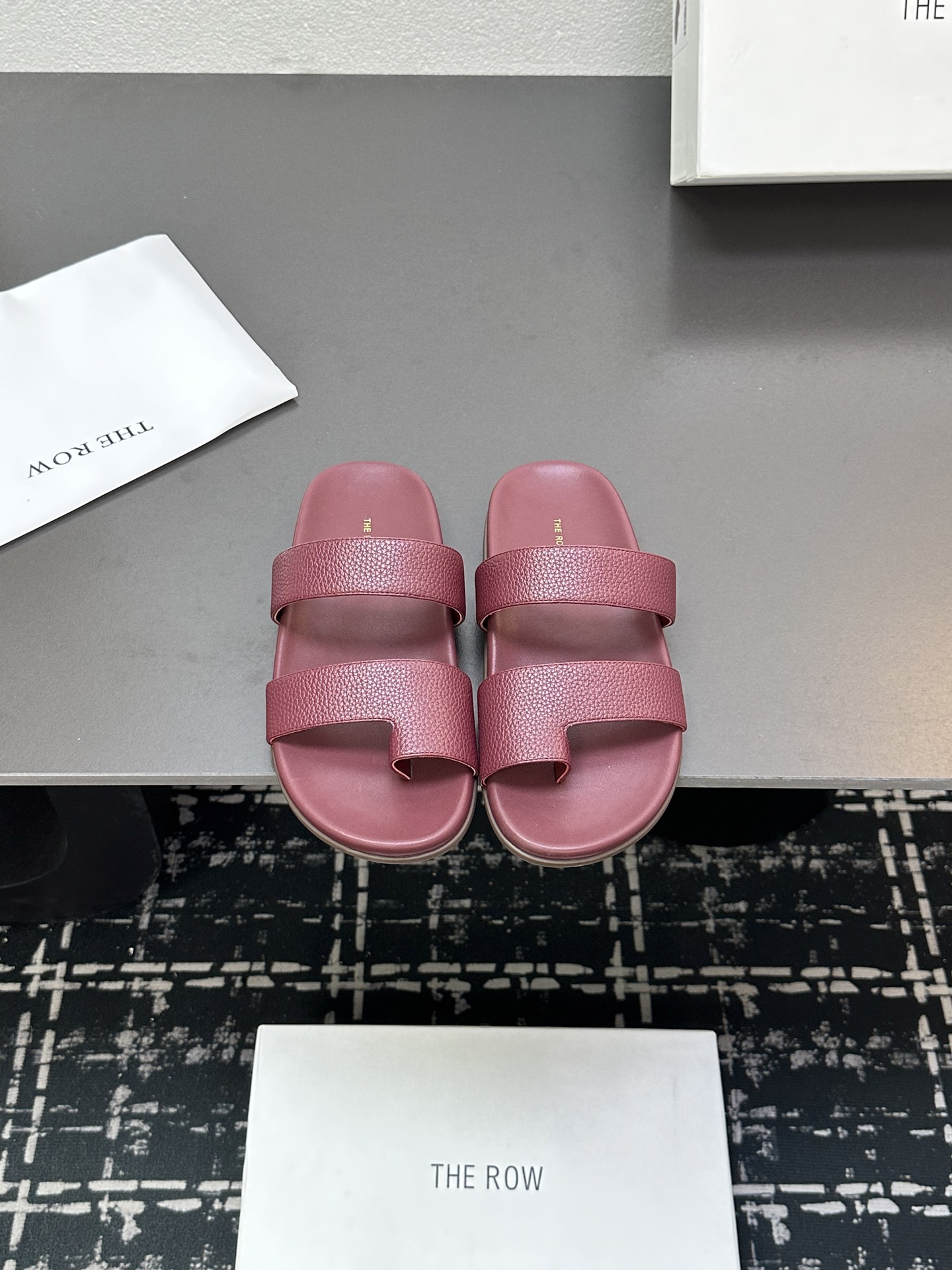 NO:241270,The row 25ss Spring and summer new simple wrinkle face simple flat sole foot-clip slippers!  Therow's usual minimalist style, clean and neat layout design, no decoration, only the design is the highlight, highlighting temperament and personality!  The upper is made of imported sheepskin, soft, comfortable and soft!  Original rubber sole high-end texture!  Size #35-40 (40 custom made without return or exchange), split-toe shoes, slippers, sheepskin19860909The row 25ss 春夏新款简易皱面简易平底 夹脚拖鞋！ Therow一贯的极简风格 干净利落的版面设计 没有任何装饰 仅以设计为亮点 凸显气质和彰显个性！ 鞋面采用进口羊皮 柔软舒适柔软！ 原版橡胶大底 高档质感！ 码数#35-40（40定做不退换）,分趾鞋,slippers,sheepskin,Women's Shoes