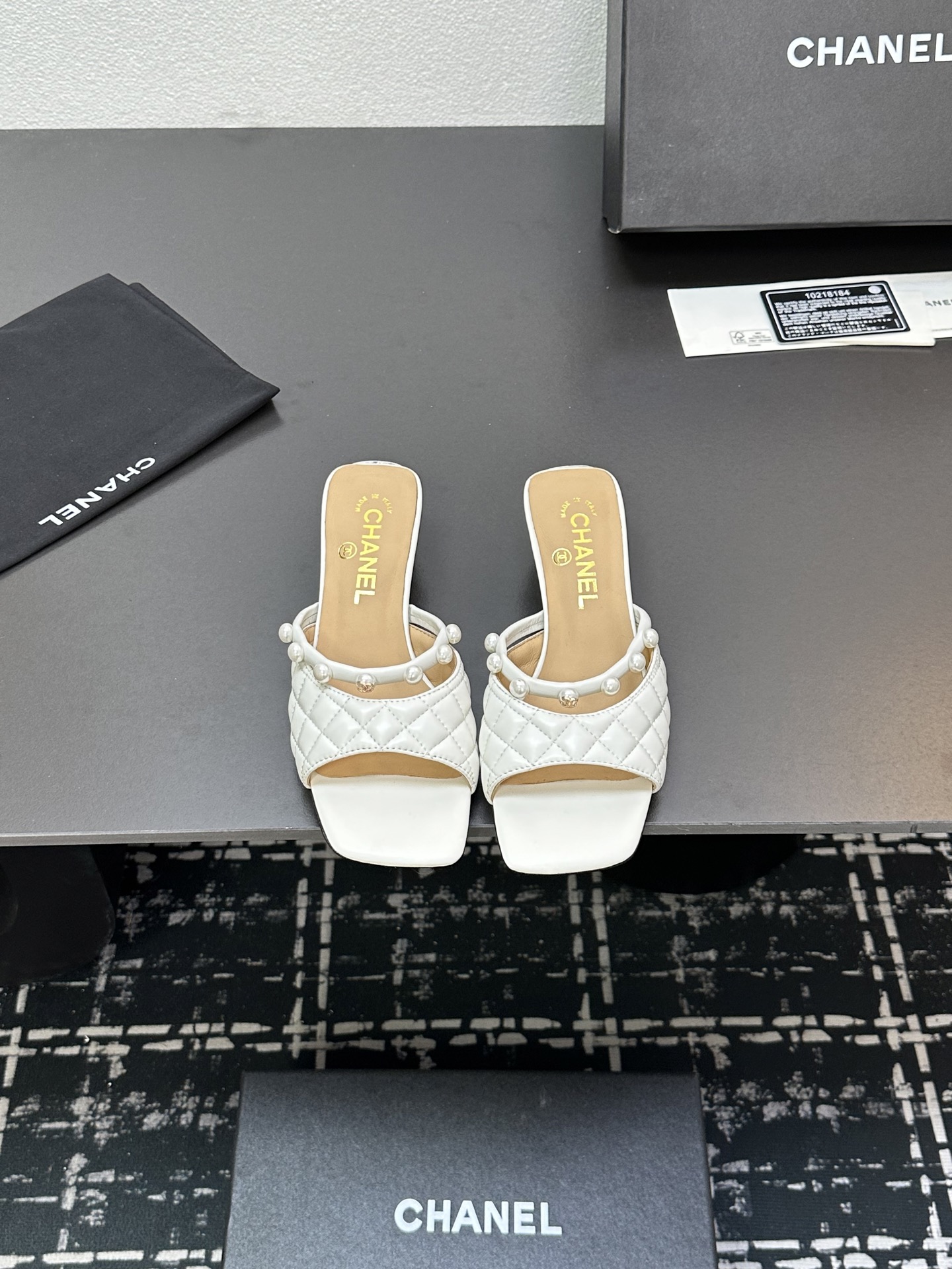 NO:256982,2025★★★★★★ Many celebrities are popular, a versatile series that domestic and foreign bloggers are popular. A must-have for spring and summer wardrobe matching. Sandals are the first choice. Upper imported sheepskin inner lining: imported crystal sheepskin inner lining, original mold-open custom leather sole Shoe size: 35-39 (34, 40, 41, customized without return and exchange) Delivery luxury latest counter synchronous packaging, slippers, sandals, slippers, sheepskin198609092025★★★★★ 众多明星网红上脚,国内外博主刷爆的一个百搭系列,春夏衣橱搭配必备 凉鞋首选. 鞋面进口羊皮  内里: 进口水晶羊皮内里 大底原版开模定制真皮底 鞋码: 35-39（34、40、41、定做不退换） 配送豪华最新专柜同步包装,拖鞋,sandals,slippers,sheepskin,Women's Shoes