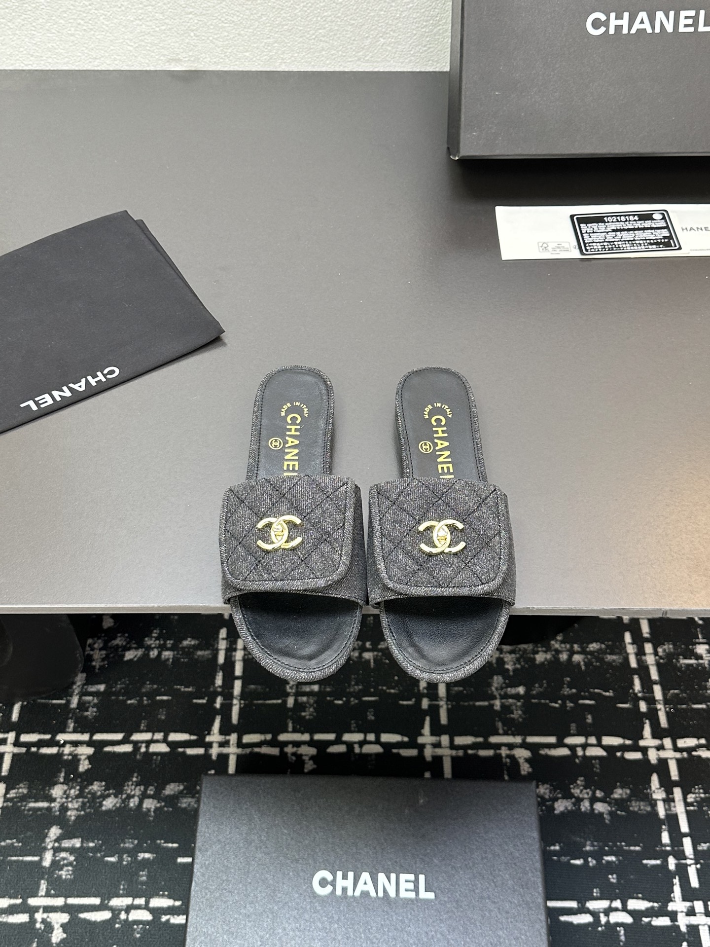 NO:256979,Chanel 25C new pair of C slippers!  This season's Mi'er's feet look so beautiful. She looks very slender and grey and high-end!  Upper sheepskin inner sheepskin leather outsole flat sole/4.5cm Size:35-39 (ordered by 40/41), slippers, chanel, slippers, sheepskin, Leather soles19860909Chanel 25C新款双C拖鞋！ 这一季的蜜儿拖上脚太好看了 上脚巨显细长 灰常滴高级！ 鞋面羊皮 内里羊皮 真皮大底 平底/4.5cm Size:35-39（40/41订）,拖鞋,chanel,slippers,sheepskin,Leather soles,Women's Shoes