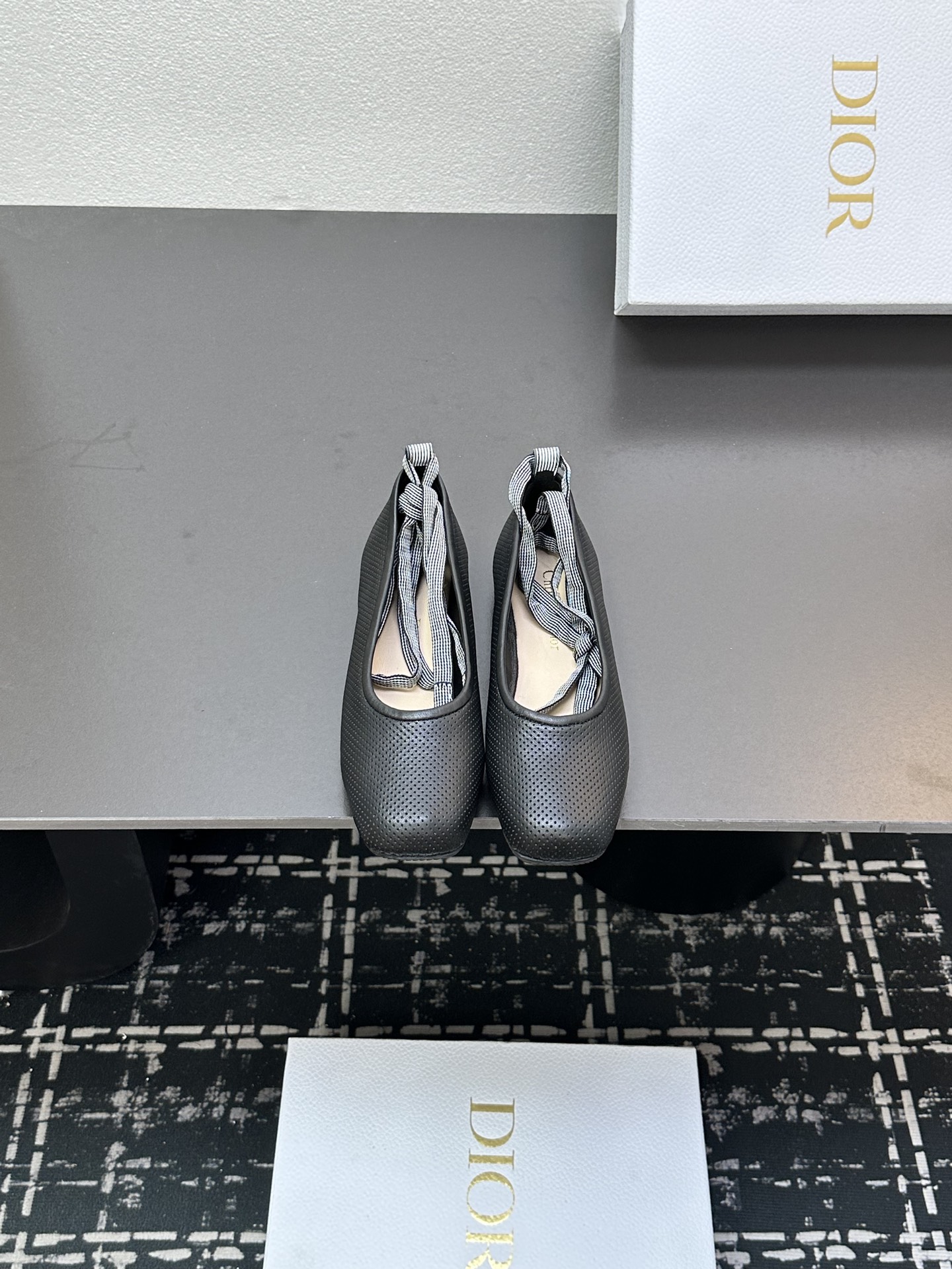 NO:250387,25ss Early Spring New Dior D-Journey Lace-up Ballet Shoes CD Letter Webbing Dancing Shoes Hollow Strap Flat Shoes This D-Journey Lace-up is a new product in the spring and summer ready-to-wear series of 2025, combining elegance and casual style. Hollow soft sheepskin upper, removable jacquard fabric laces exquisitely embellish the ankles, highlighting the two-color Dior Graphique logo. The pattern is inspired by Marc Bohan's 1971 Dior design archive. The padded inner sole is comfortable to wear, which can add the finishing touch to various shapes this season, and can also be matched with other Dior Graphique pattern items. Upper mixed breed sheepskin inner foot pad sheepskin sole original open mold TPU rubber sole  Number of 35-39 (34.40.41.42.43 Custom made without return or exchange), ballet shoes, dior, dior, flats, sheepskin1986090925ss早春新款Dior 迪奥D-Journey 系带芭蕾鞋CD字母织带跳舞鞋镂空绑带平底鞋 这款D-Journey 系带芭蕾鞋是二零二五春夏成衣系列新品,兼具优雅和休闲风格.镂空柔软羊皮革鞋面,可拆卸提花面料鞋带精巧点缀脚踝,凸显双色Dior Graphique标志,图案灵感源自马克·博昂(Marc Bohan)1971年的Dior设计档案.加垫内底穿着舒适,可为本季的各式造型增添点睛之笔,亦可搭配其他Dior Graphique 图案单品. 鞋面混种羊皮 内里垫脚羊皮 鞋底原版开模TPU橡胶大底 码数35-39（34.40.41.42.43定做不退换）,芭蕾舞鞋,dior,dior,flats,sheepskin,Women's Shoes