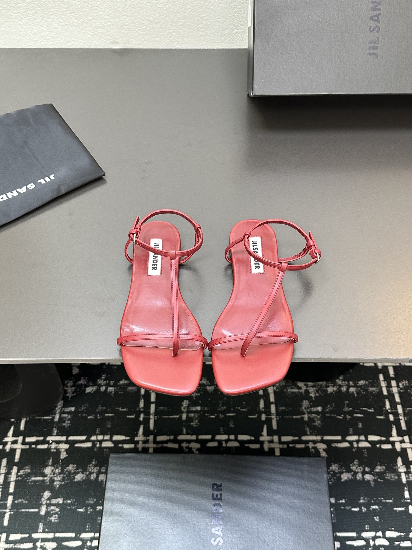 NO:250378,JILSANDER summer sandals new product, genuine purchase and development, perfect replica one-to-one practice, classic line design, versatile elastic boots for fried chicken The love of internet celebrity bloggers and lambs on social platforms, popular super high texture and breathable super comfortable upper cowhide inner sheepskin outsole leather outsole size 35-40 (customized for 40), split-toe shoes, jil sander, sandals, boots, cowhide, sheepskin, Leather soles19860909JILSANDER夏季凉鞋新品 正品购入开发、完美复刻一比一做法、经典的线条设计、炒鸡百搭的一款弹力靴 网红博主小姐姐们的挚爱,社交平台的各种夸赞,人气超高质感透气超级舒适 鞋面牛皮 内里羊皮里 大底真皮大底 码数35-40（40定做）,分趾鞋,jil sander,sandals,boots,cowhide,sheepskin,Leather soles,Women's Shoes