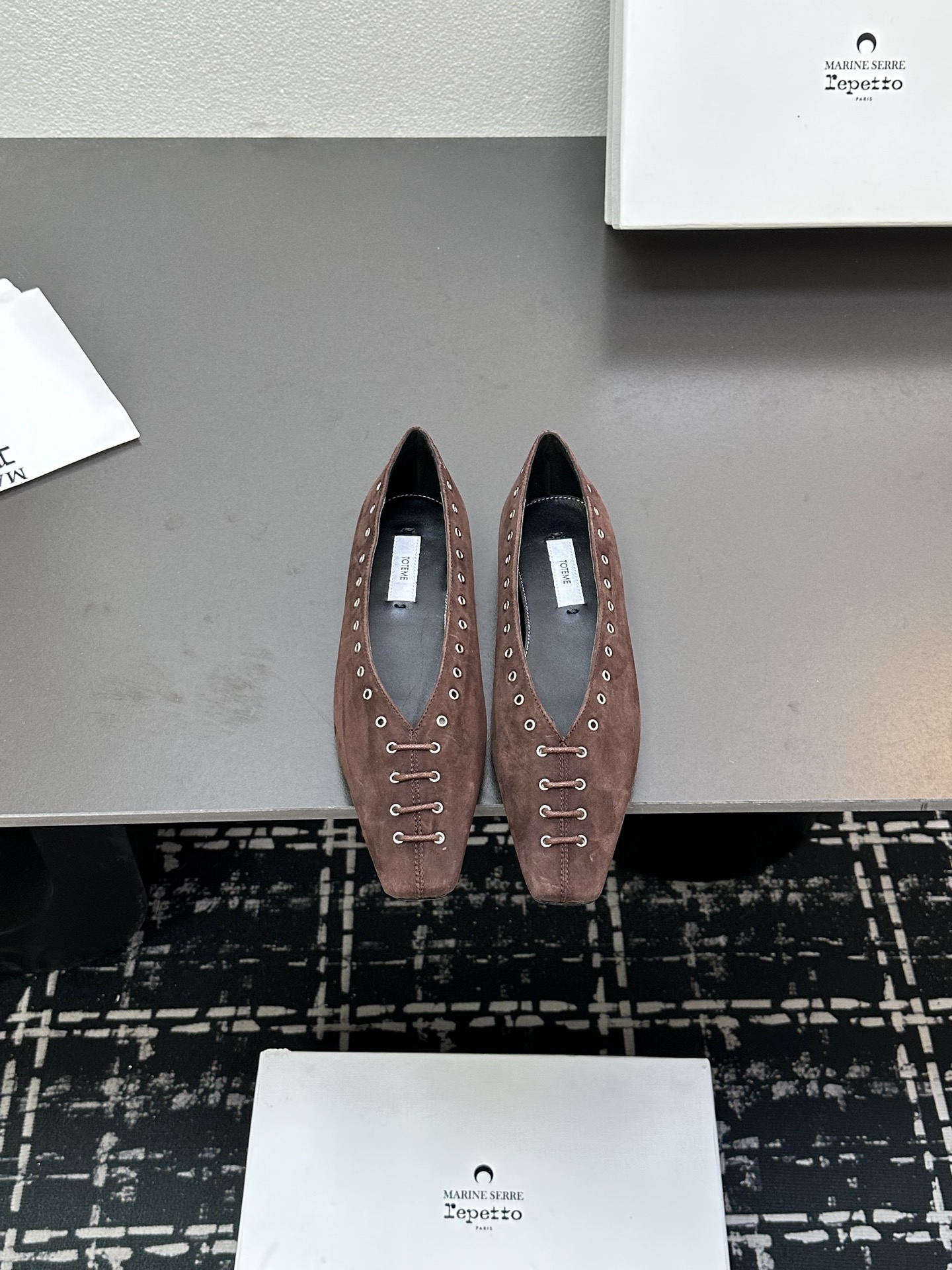 NO:250403,Toteme 2025/ss Fashionable square toe flat shoes, simple, casual and versatile, still quality, differentiated versions on the market, self-purchased original version independently developed, customized suede on the upper, Italian mixed lambskin footbed, original leather soles Upper: customized suede Inner: sheepskin Outsole: leather outsole Size: 35~39 (40 customized), single shoes, sheepskin, chamois leather, Leather soles19860909Toteme 2025/ss 时髦方头平底单鞋 简约休闲百搭 、品质依旧、区别市面抢出版本、自购原版独立开发、鞋面订制麂皮、意大利混种小羊皮垫脚、原版真皮大底 鞋面:订制麂皮 内里:羊皮 大底:真皮大底 Size:35~39 (40订做),单鞋,sheepskin,chamois leather,Leather soles,Women's Shoes