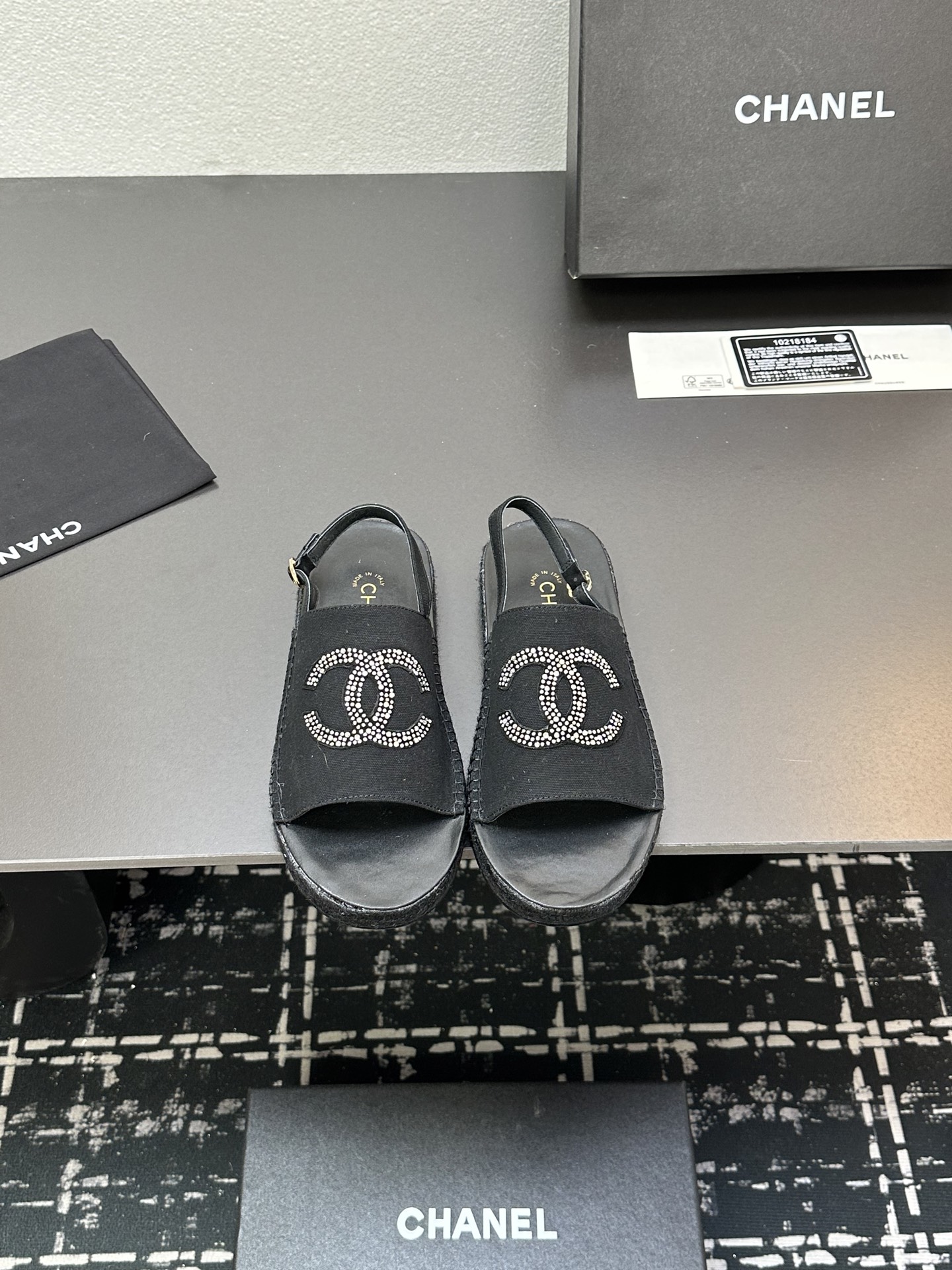 NO:257366,* Xiaoxiang 2025 spring and summer. Latest hemp rope thick-soled beach sandals!  A must-have magic button sandal every year, this is the simplest and most trendy versatile artifact!  Super attractive!  Materials are one-size-fitting, velvet original logo buckle. Pure copper material is made of non-oxidized, and the difference between two layers of genuine leather sole is also the market lower version. Upper denim, inner lining/foot pad imported sheepskin, outsole hemp rope rubber, size 35-40, 40 customized, sandals, sandals, sheepskin19860909* 小香2025春夏.最新麻绳厚底沙滩凉鞋！ 每年必入魔术扣凉鞋,这款是最简单而且最潮的万能百搭神器！超级耐看哟！材料一比一定制天鹅绒原版logo饰扣.纯铜材质不氧化大底也是两层真皮底区别市场低版本 鞋面牛仔布 内里/垫脚进口羊皮 大底麻绳橡胶 码数35-40 40定做,凉鞋,sandals,sheepskin,Women's Shoes