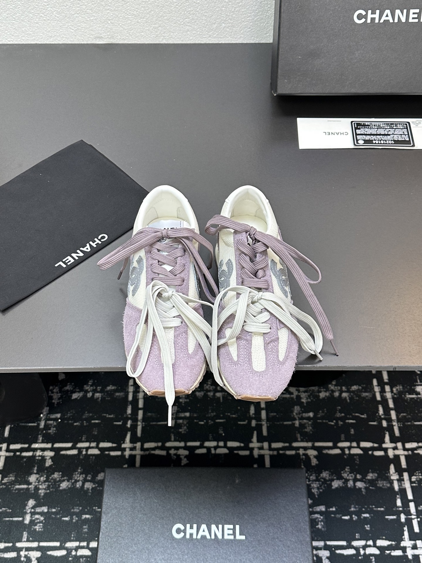 NO:256976,Top casual sneakers for the 2025 counter This classic design; the upper is crafted and electric embroidered with various craftsmanship; the sole is fashionable and sporty; it is an extraordinary variety of color matching elements... The diversified mix and match is very beautiful and versatile, casual, fashionable, sports, and outdoors can be taken into account... Go material The upper is made of original imported silk cowhide   original tarp   original head-layer cowhide The inner part is made of original breathable mesh Outsole based on original TPU combination sole Premium packaging for women 35–41 40 41 Customized, casual shoes/sports shoes, sneakers, cowhide198609092025专柜顶级休闲款运动鞋 这款经典设计；鞋面多种工艺电绣的风格；大底却时尚运动；不平凡的拥入了多种配色元素…… 多元化混搭非常好看百搭,休闲,时尚,运动,户外都能兼顾…… Go 材料 鞋面采用 原版进口头层丝绸牛皮 原版防水布 原版头层牛皮 内里采用 原版透气网 大底根据 原版TPU组合大底 专柜精品包装全套女35–41 40 41定做,休闲鞋/运动鞋,sneakers,cowhide,Women's Shoes