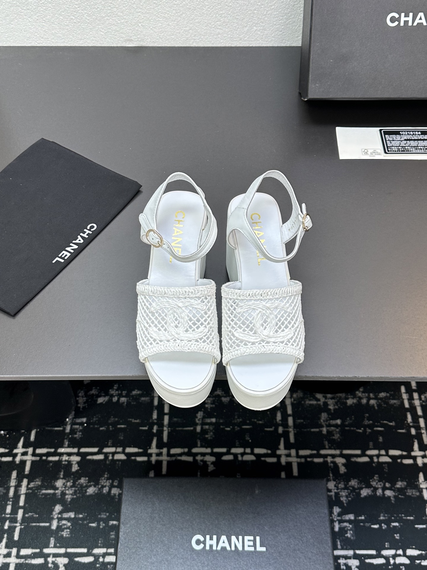 NO:256973,CHANEL｜Chanel Xiaoxiang classic spring and summer new product, double C thick water table thick sole sponge cake bottom wool mesh sandals. I really love this season's spring style!  The mesh is looming, sexy and sweet~ You can easily control shopping, dates, and commuting! Paired with skirts or jeans, it is full of fashion sense! The fabric is made of original custom material, the inner foot pads are all sheepskin imported from Italy original sole size35-39 (customized by 40/41), sandals, chanel, chanel, sandals, skirts, jeans, sheepskin19860909CHANEL｜香奈儿小香经典春夏新品 双C厚水台厚底松糕底毛线网面凉鞋 这一季的春款真的太爱了！ 网纱若隐若现 性感又不失甜美~ 逛街、约会、通勤都都能轻松驾驭!搭配裙子或牛仔裤,时尚感爆棚! 面料采用原版定制材质 内里垫脚均为羊皮 意大利进口原版大底 size35-39（40/41定制）,凉鞋,chanel,chanel,sandals,skirts,jeans,sheepskin,Women's Shoes