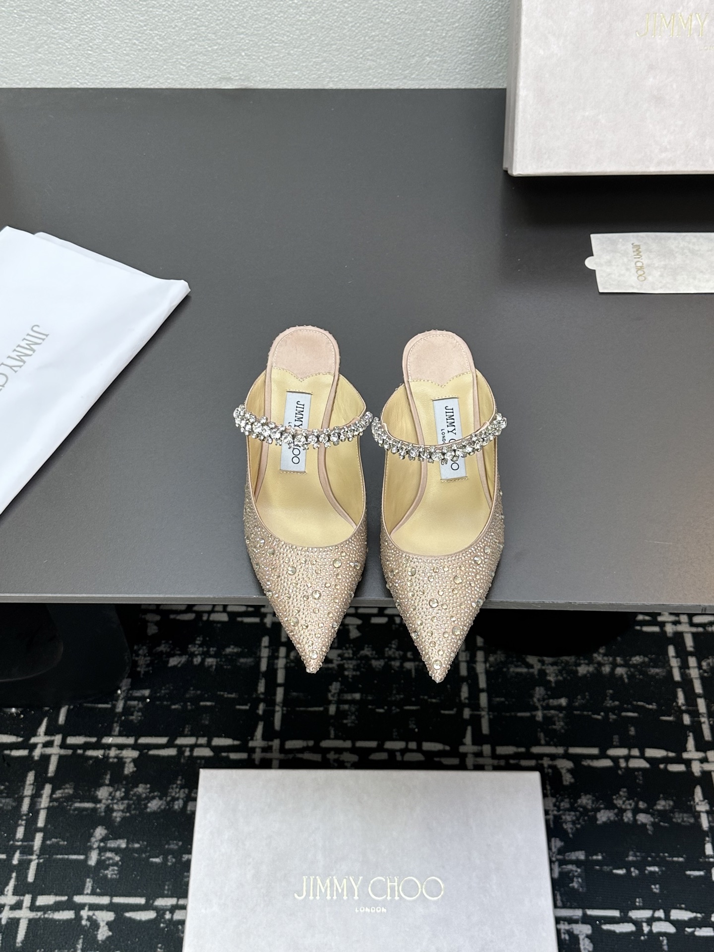 NO:250388,| 5 Jimmy Choo jc Muller pointed toe behind empty sandals and diamonds are available for new, superb Zhou Yangjie 25 spring and summer series, amazing reunion, elegant encounter, beauty of collision, recommended street shots of fashion and foreign bloggers, bold and unique style, elegant and beautiful, eye-catching, pointed toe, ever-changing style, lenses are with you, Italian leather soles, flat-soled design, commuting and shopping, original development, code is easy to control, code number 35-42 34 40 4142 order, counter synchronized original packaging, semi-torn, jimmy choo, sandals, Leather soles19860909| 5  Jimmy Choo jc穆勒尖头后空凉鞋烫钻水钻上新 超赞周仰杰25春夏系列 重逢惊艳 优雅邂逅 碰撞之美 时尚国外博主同款街拍推荐 造型大胆别致满分街拍 时髦大气 优雅靓丽吸睛个性尖头 风格千变 镜头相随,意大利真皮大底 平底设计通勤逛街都不累脚 原版开发 码正易驾驭 码数35-42 34 40 4142 订 专柜同步原版包装,半拖,jimmy choo,sandals,Leather soles,Women's Shoes