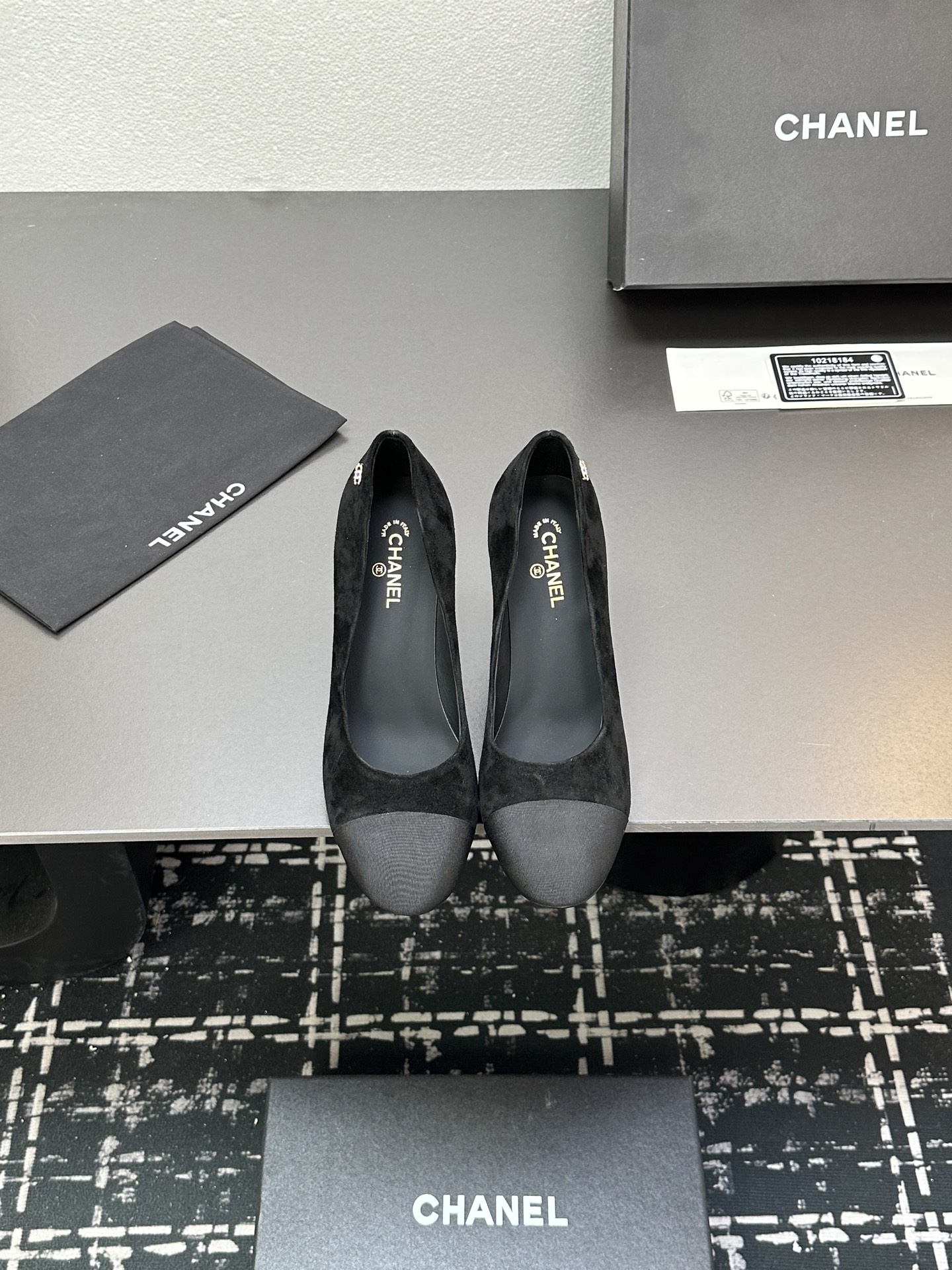 NO:256970,CHANE*｜Xiaoxiang 25P Spring and Summer New Product Series Double C High Heel Slippers This season is breathtakingly beautiful!  It is hazy and can't see clearly. Whether it is a clothes or a skirt, it is faintly sexy when worn on a woman. It is very dreamy and romantic, playful and cute, full of temperament, and it is fashionable and modern, revealing a hint of elegant charm!  This shoe satisfies all girls' fantasies about high heels. It has a girlish feel and can also be worn to look like a goddess!  The upper is made of custom imported sheepskin, the inner tiptoe is all lambskin, Italian imported cowhide, heel height 8cm zesi35-39 (customized by 40/41), single shoes, chanel, high heels, slippers, skirts, cowhide, sheepskin, sheep19860909CHANE*｜小香25P春夏新品 系列双C高跟拖鞋 这一季美得让人窒息！ 朦胧看不清,不管是衣服还是裙子 穿在女人身上,若隐若现的小性感 很梦幻很浪漫,俏皮可爱,气质十足 又不失时尚现代感,透出丝丝优雅魅力！ 这款鞋满足了女生对高跟鞋的所有幻想 既有少女感,也可以穿出女神范！ 鞋面采用定制进口羊京羊皮 内里踮脚均为小羊皮 意大利进口牛皮大底 跟高8cm zesi35-39（40/41定制）,单鞋,chanel,high heels,slippers,skirts,cowhide,sheepskin,sheep,Women's Shoes